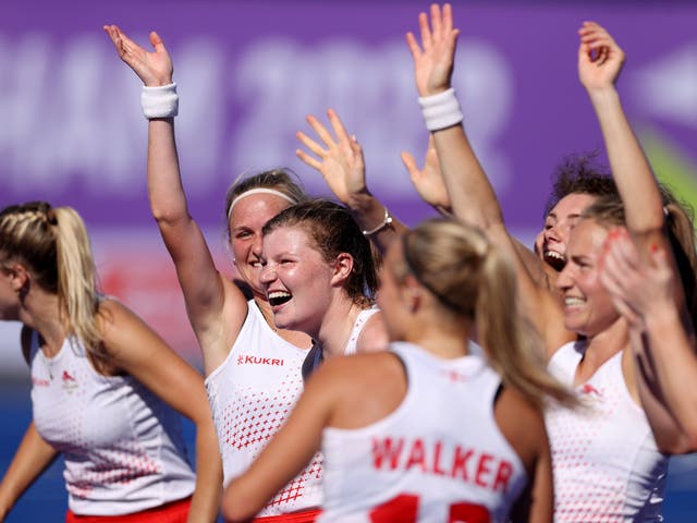 <p>Tess Howard (center) celebrates winning gold at the 2022 Commonwealth Games with her England teammates </p>