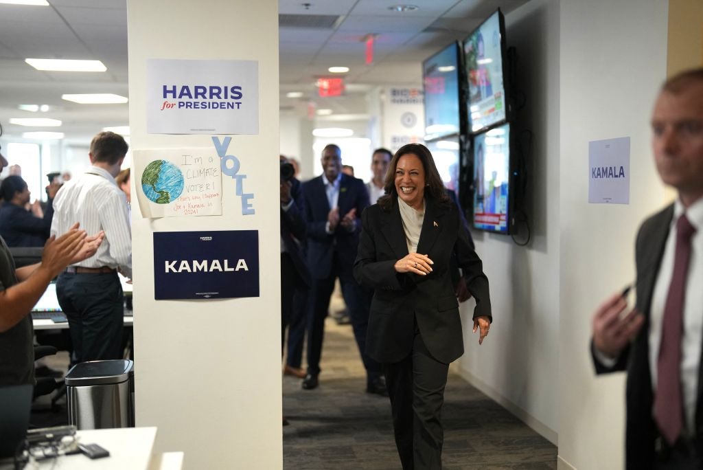 Vice President Kamala Harris arrives at her campaign headquarters in Wilmington, Delaware, after taking over the Biden-Harris campaign following Joe Biden’蝉 decision to step aside.