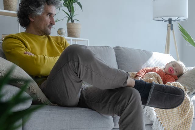 <p>Un hombre se salta las vacaciones familiares después de que una sobrina lo dejara sin cama </p>