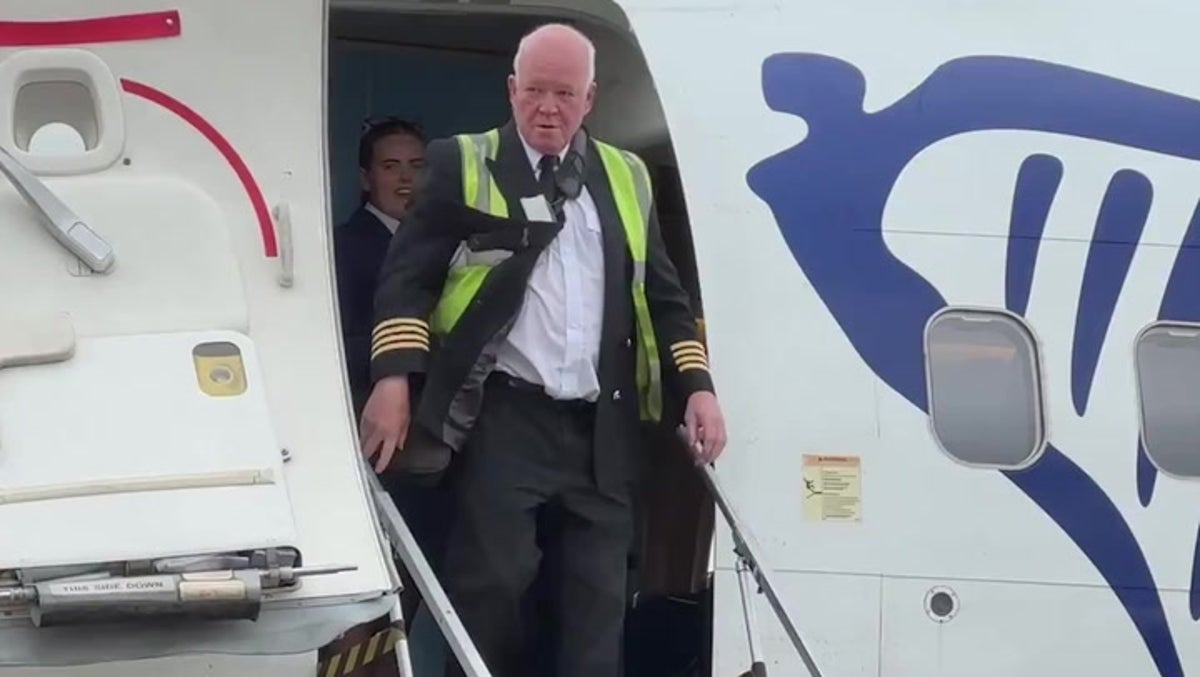 Ryanair pilot met with special water salute after final voyage