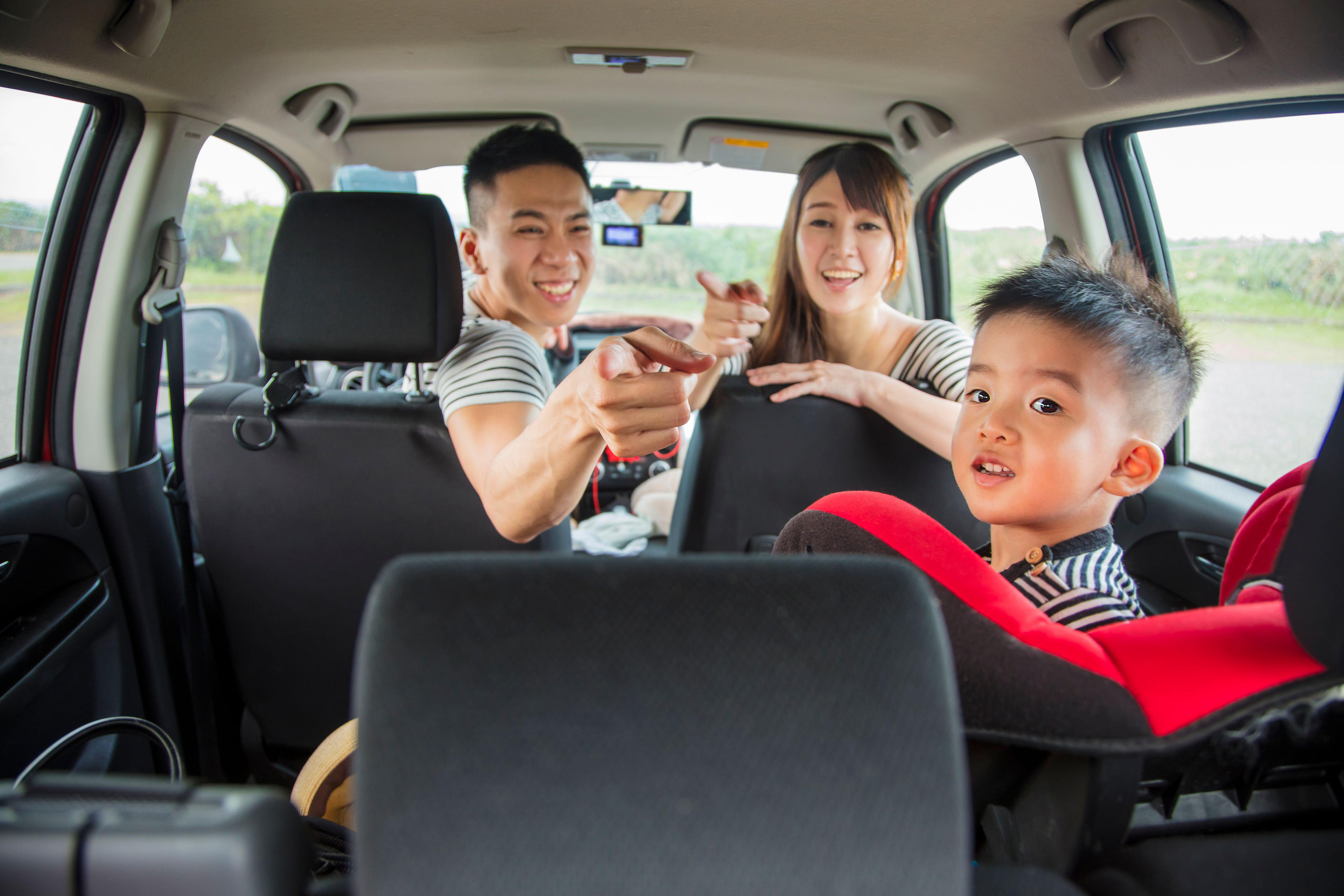 2BY17TD happy asian family sitting in the car