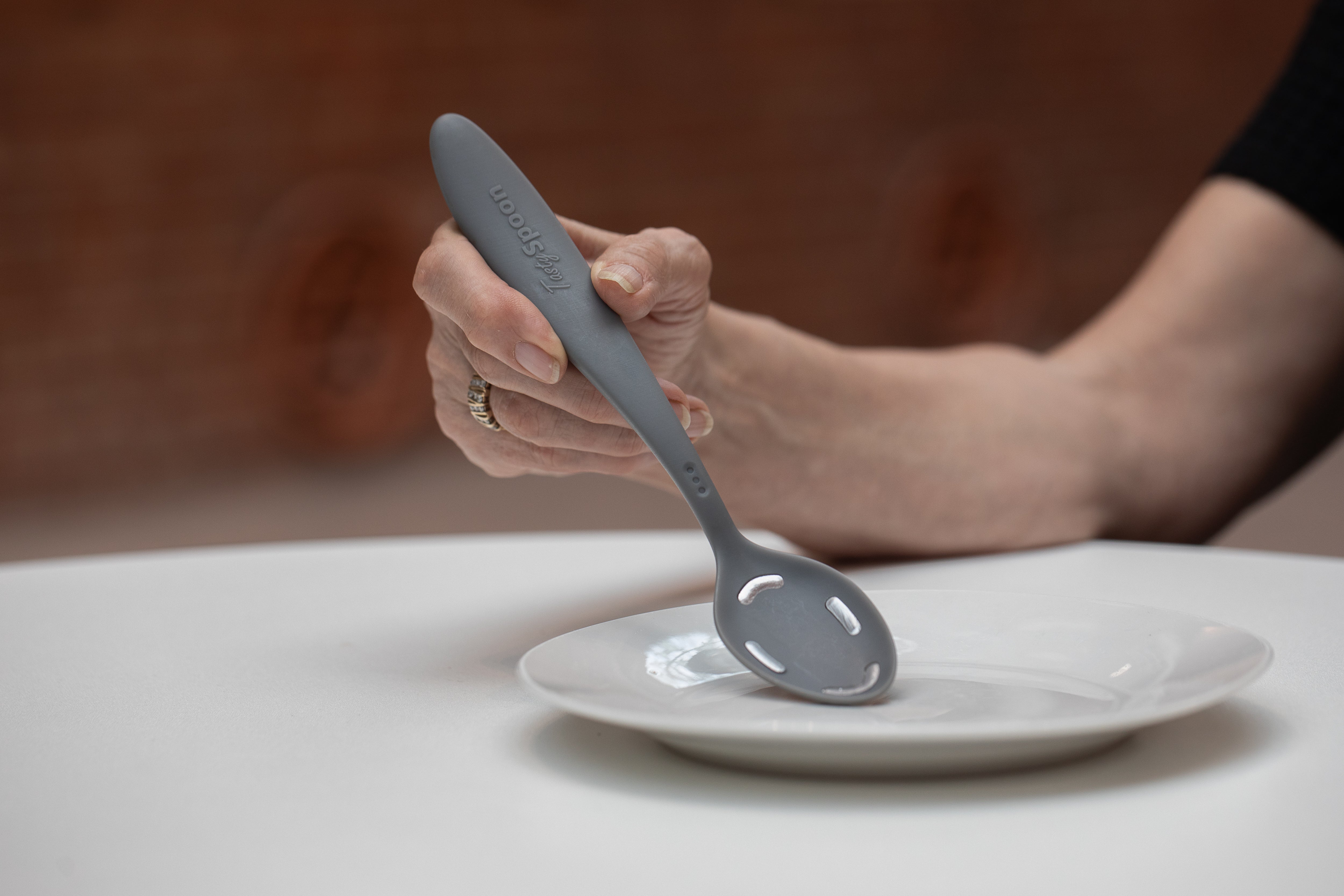 The spoon to enhance the flavour of foods for patients experiencing a loss of taste