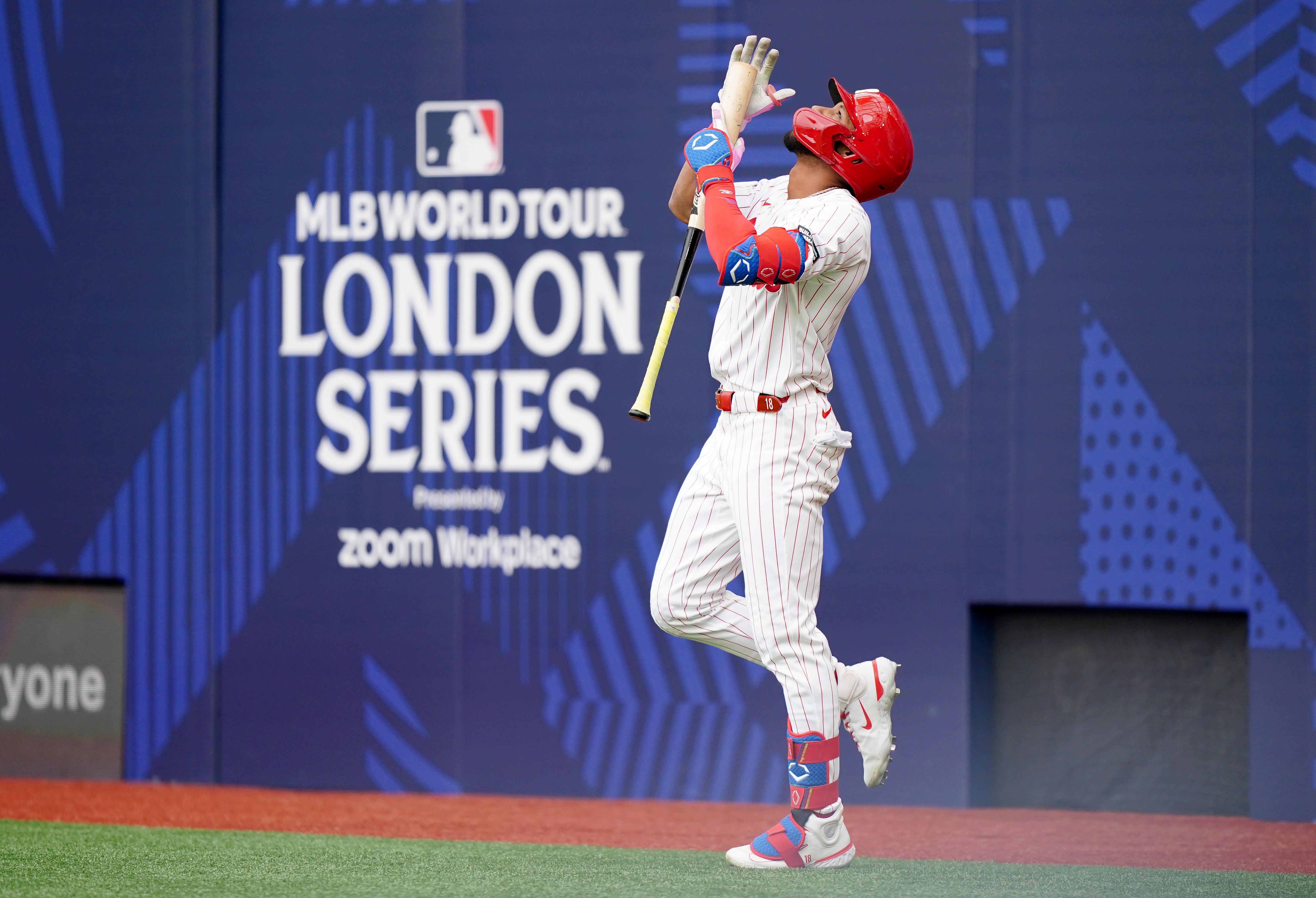 يخرج يوهان روخاس لاعب فريق فيلادلفيا فيليز للضرب خلال المباراة الثانية من سلسلة MLB London في ملعب لندن (زاك جودوين / PA)