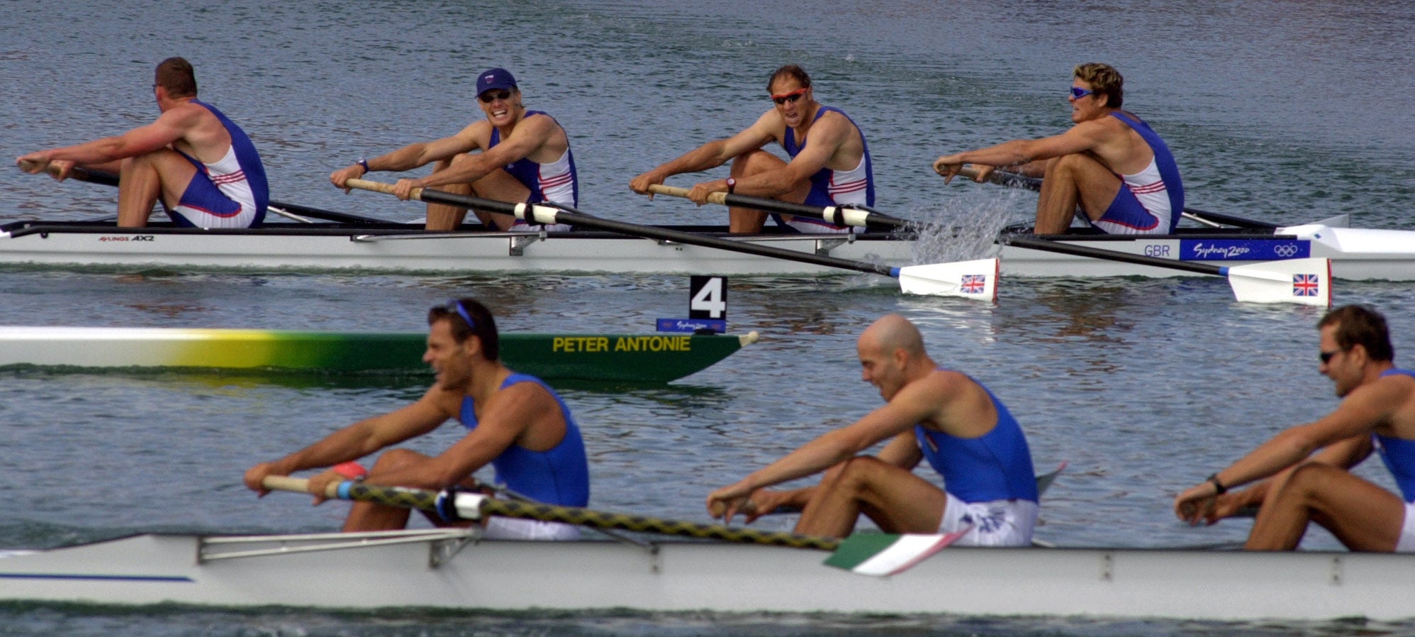 Matthew Pinsent, Tim Foster, Steve Redgrave dan James Cracknell melewati garis finis untuk memenangkan final fours tanpa cox, Sydney 2000