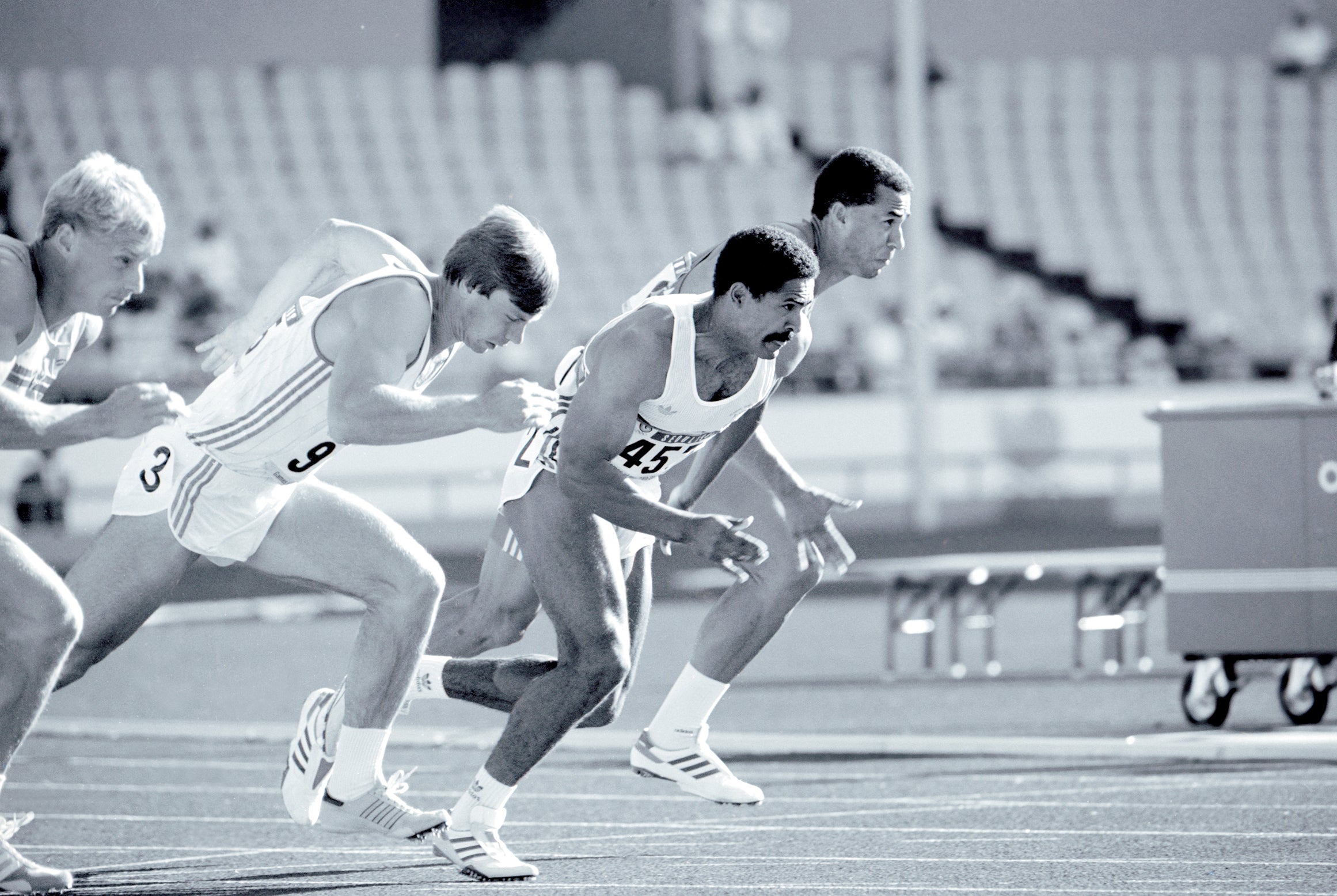 Daley Thompson berkompetisi di final dasalomba putra 200m, Seoul 1988