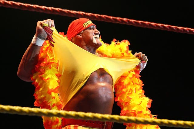 <p> Con su carisma y estilo extravagante, Hulk Hogan fue clave para transformar la lucha libre profesional en un fenómeno global que dejó atrás los gimnasios pequeños y la TV local para llenar estadios y mover millones en mercancía </p>