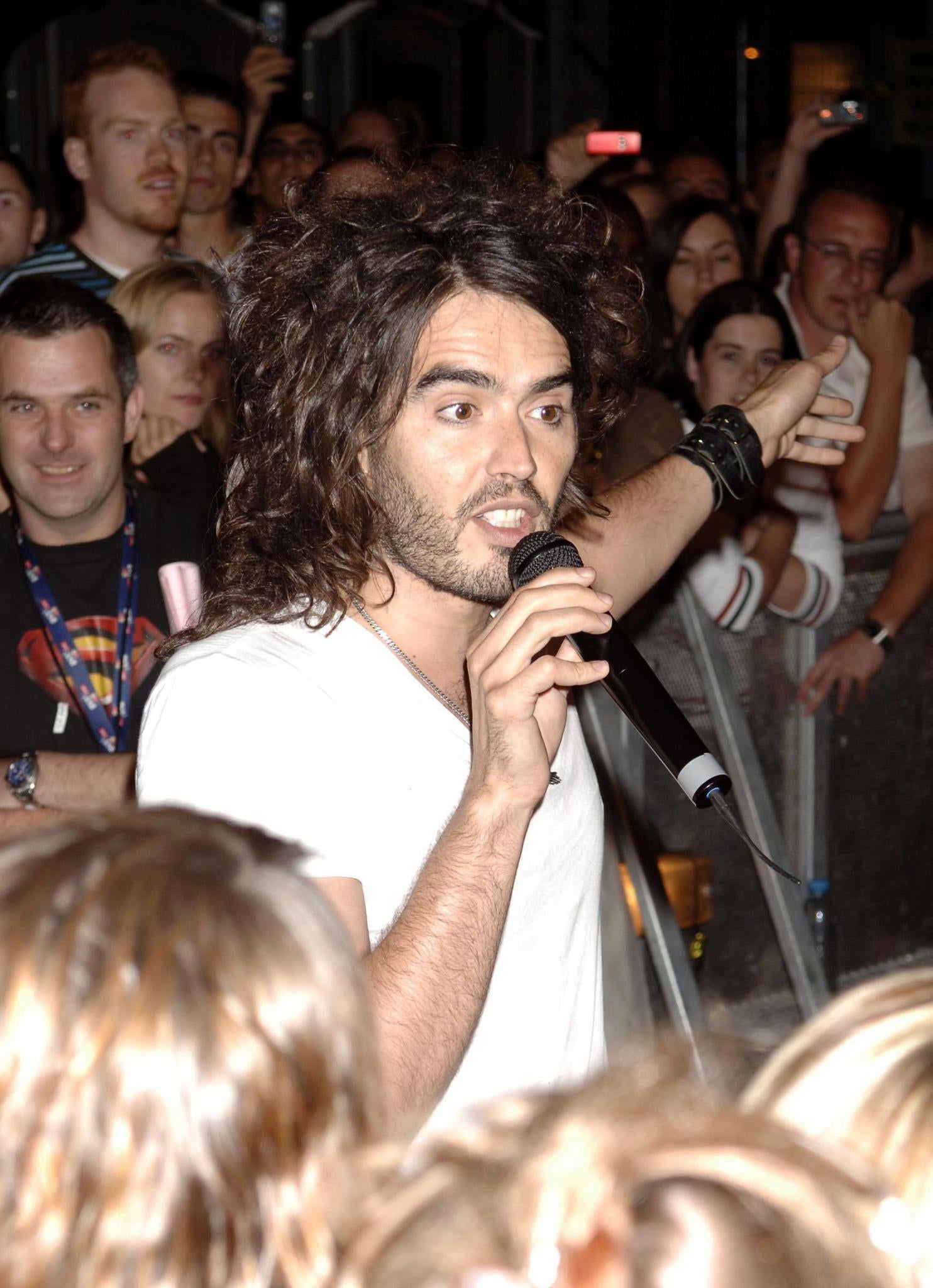 The presenter addresses crowds outside the Big Brother house in 2006