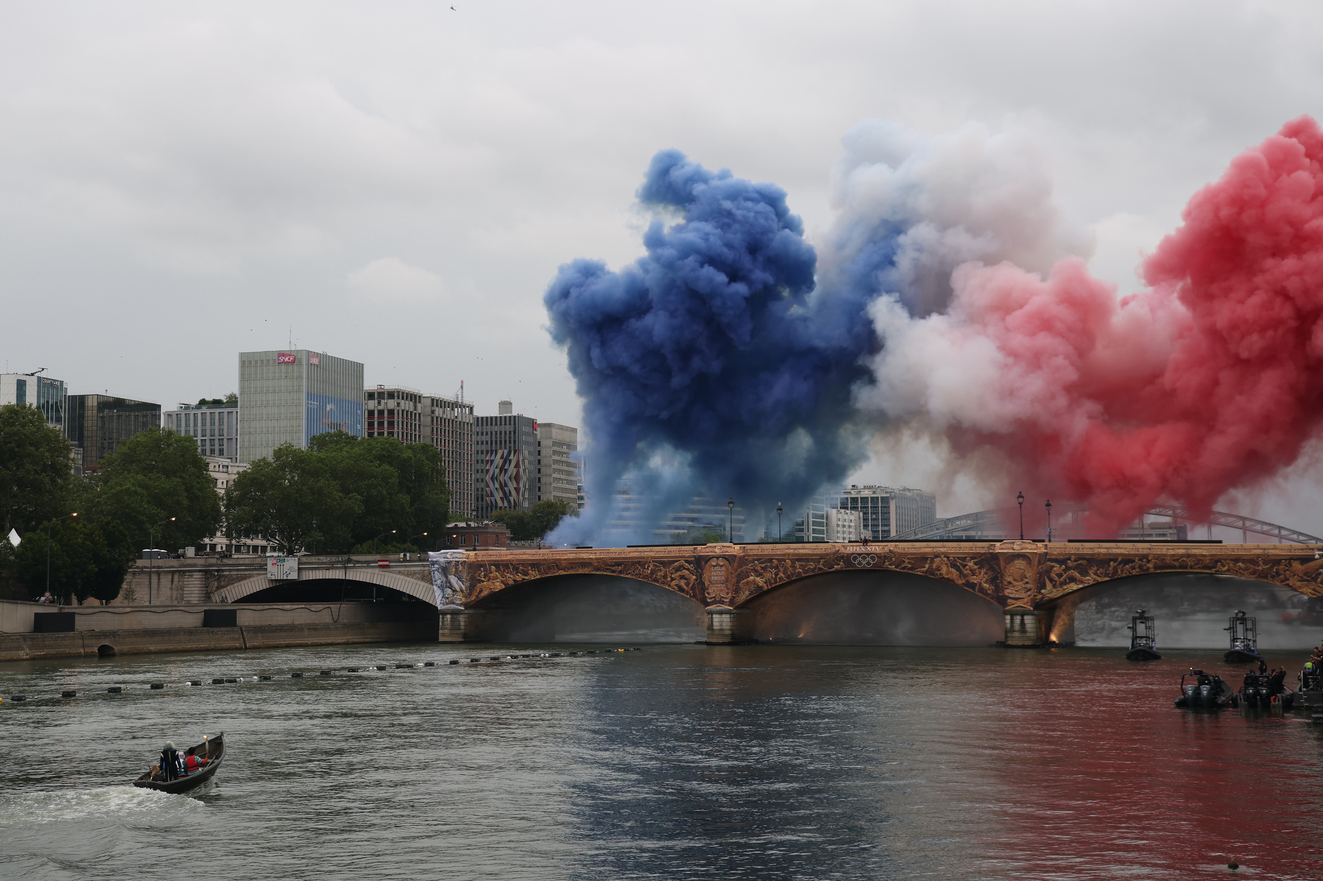 The colours of the tricolour rise above the Austerlitz Bridge