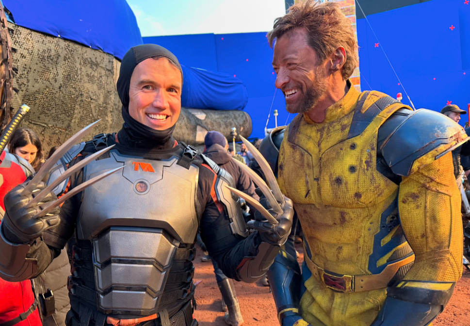 Rob McElhenney e Hugh Jackman no set de 'Deadpool & Wolverine'