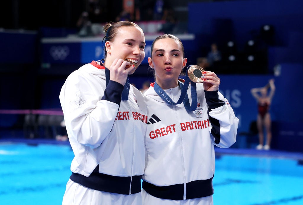 Yasmin Harper (L) and Scarlett Mew Jensen (R) of Team Great Britain pose with their medals after the Medal Ceremony