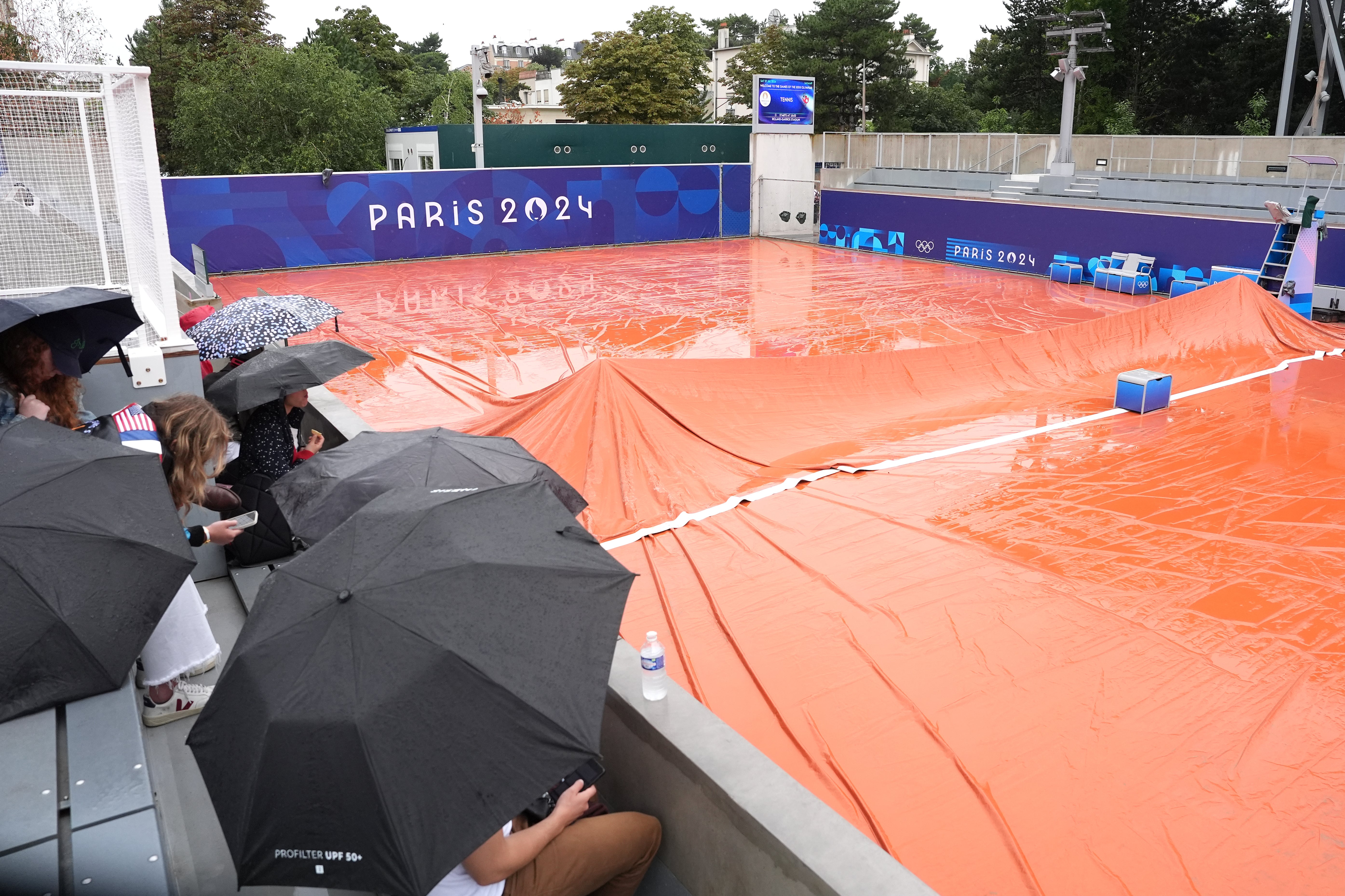 Rain ruined the first day’s play at Roland Garros