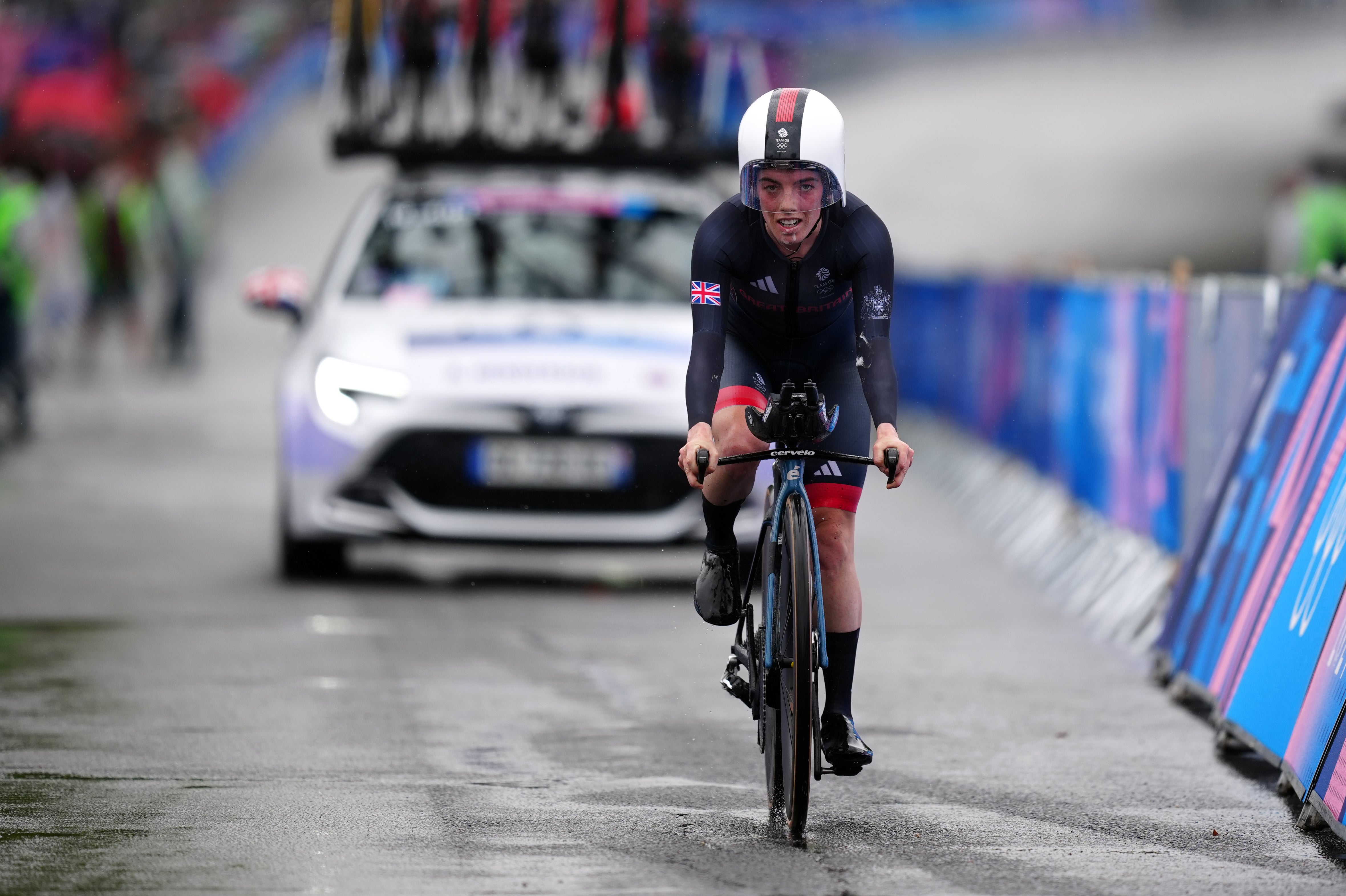 <p>Anna Henderson mastered the slippery streets of Paris to win time trial silver</p>