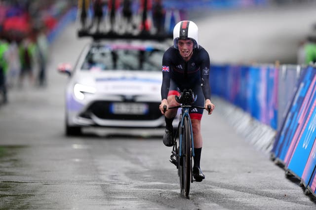 <p>Anna Henderson mastered the slippery streets of Paris to win time trial silver</p>