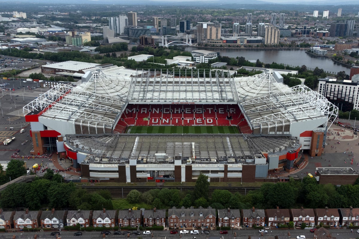Manchester United consider building new 100,000 seater stadium