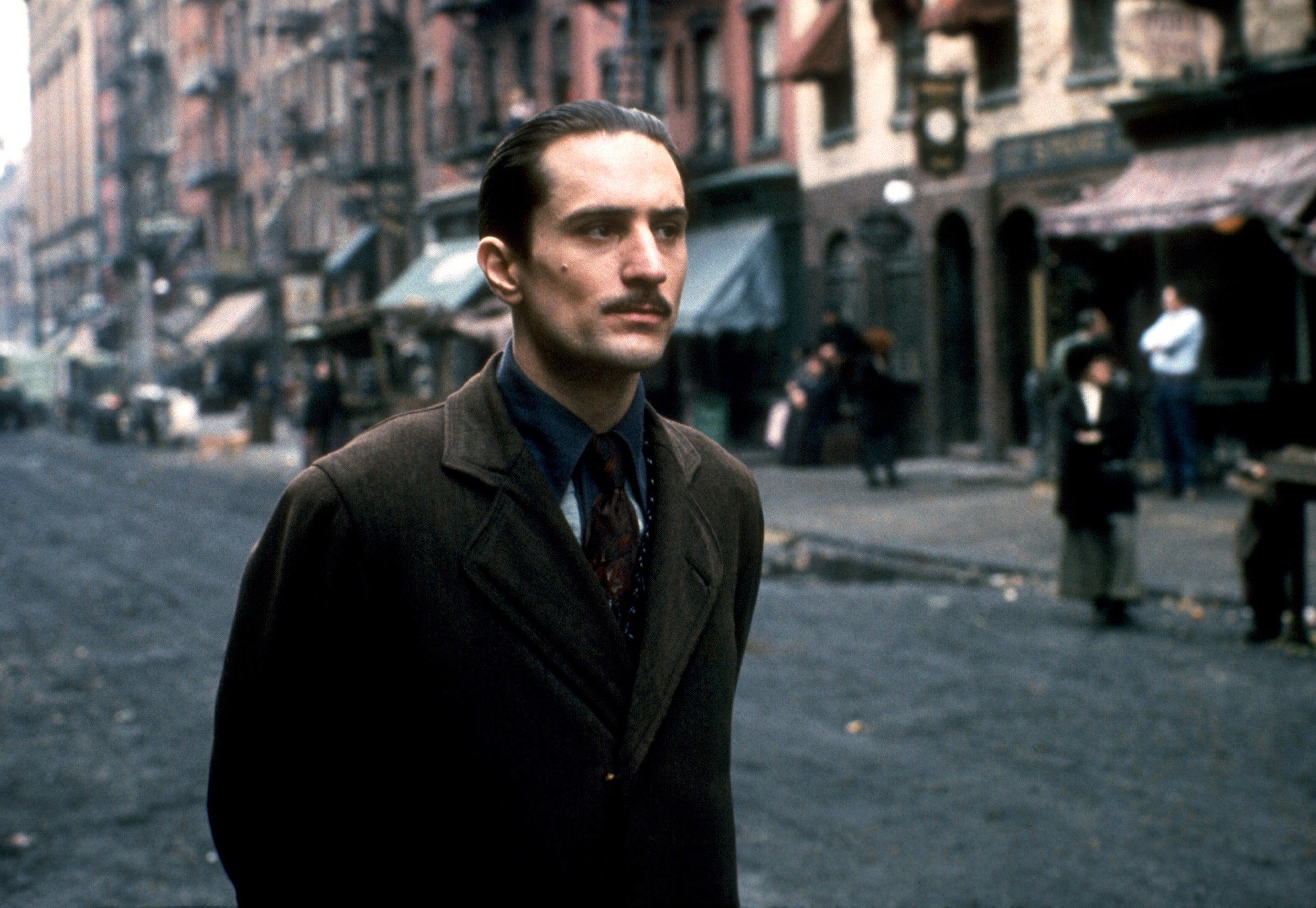 Robert De Niro como o jovem Vito Corleone em 'O Poderoso Chefão Parte II'