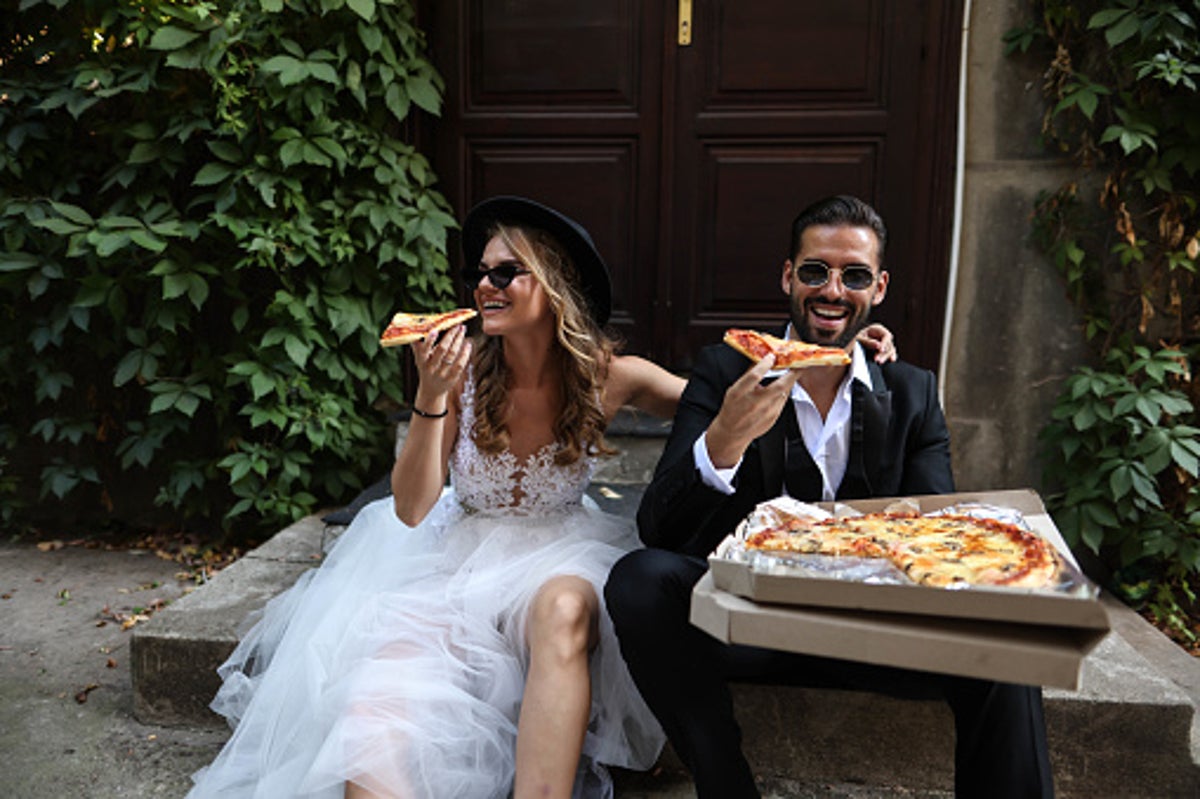 Wedding guests order pizza and wings when food supply runs out 