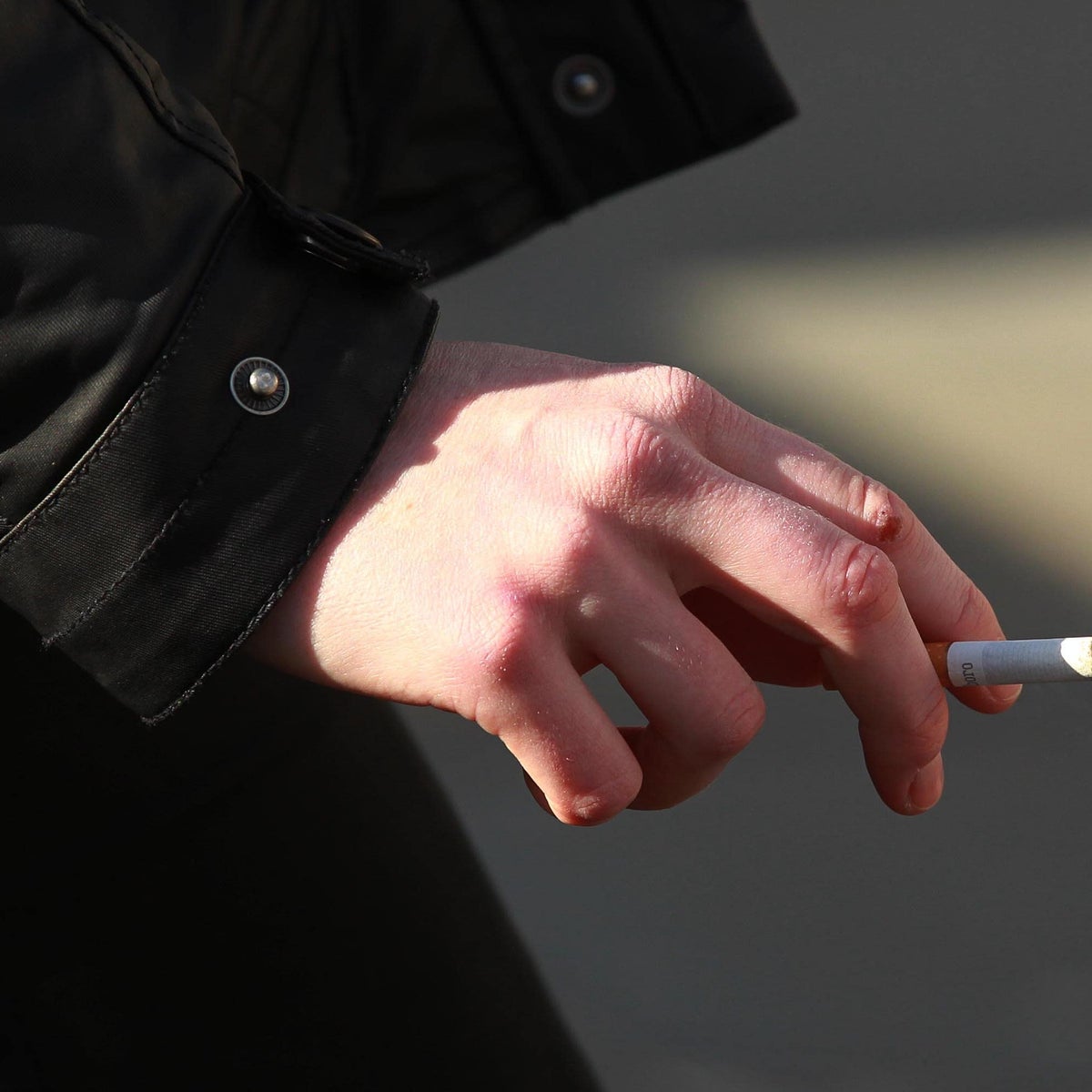 tobacco chewing Is smokeless tobacco safer than cigarettes? tobacco chewing Is smokeless tobacco safer than cigarettes?