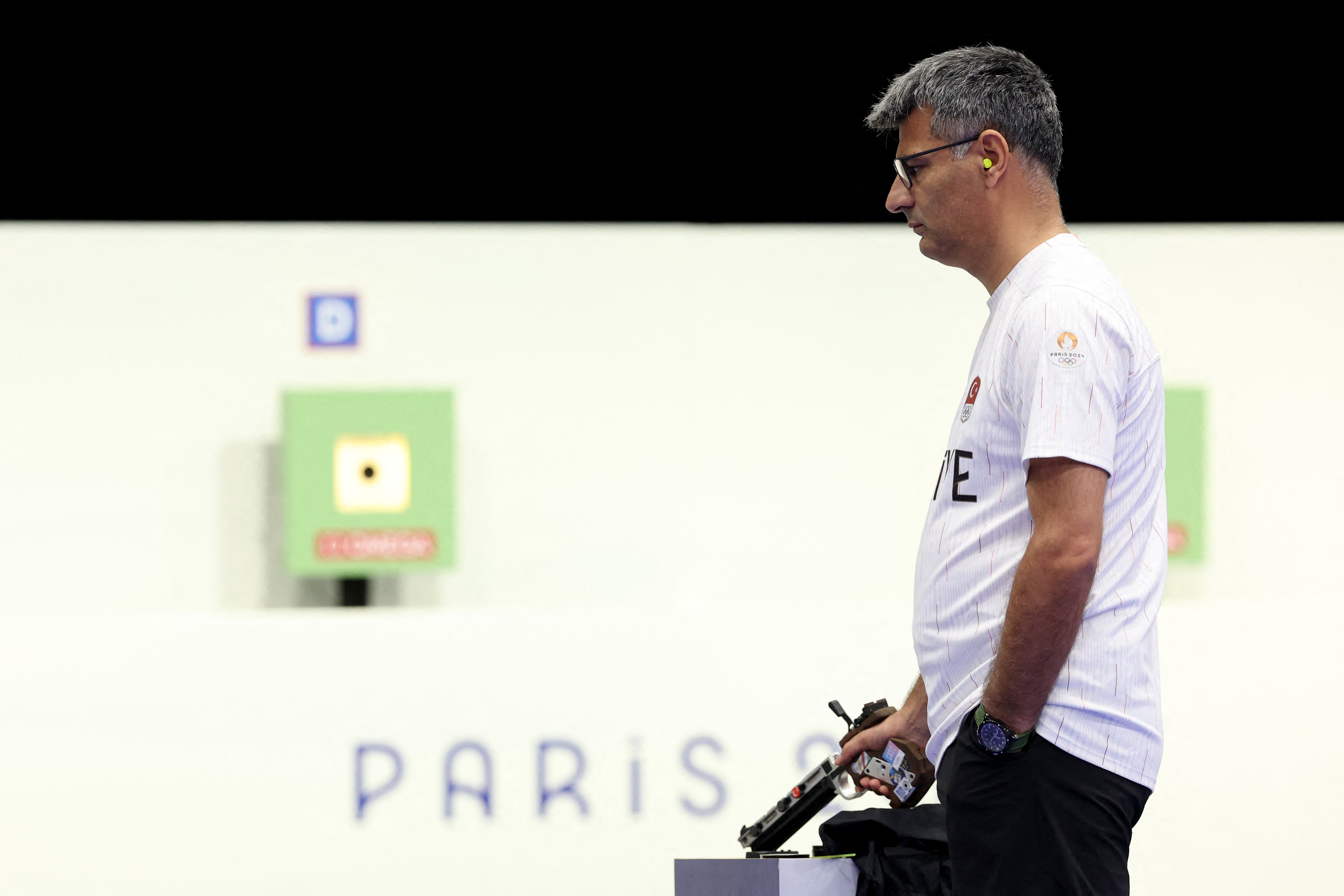 Jusuf Dikić, Paris Olimpiyatları 10 metre havalı tabanca yarışmasında karma takım altın madalya maçında yarışıyor