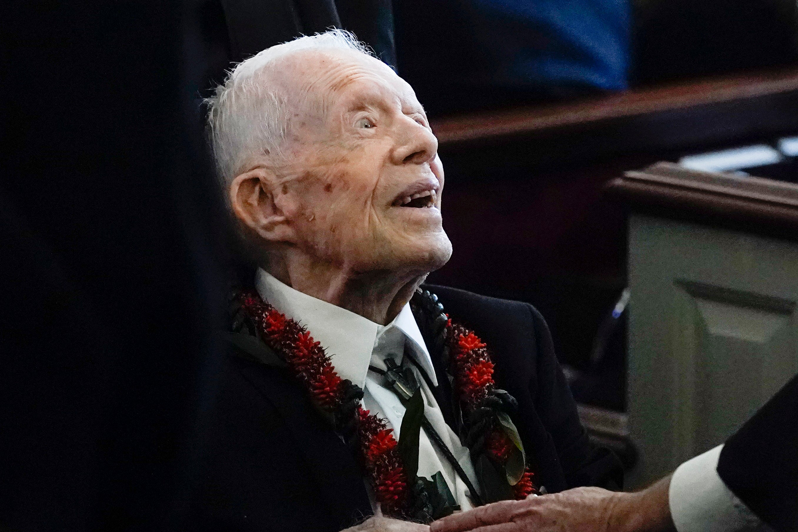 Mantan Presiden Jimmy Carter menyapa hadirin saat meninggalkan upacara pemakaman istrinya, mantan ibu negara Rosalynn Carter, di Gereja Baptis Maranatha di Plains, Ga., 29 November 2023. Carter mulai berbicara tentang politik lagi setelah pencalonan Kamala Harris