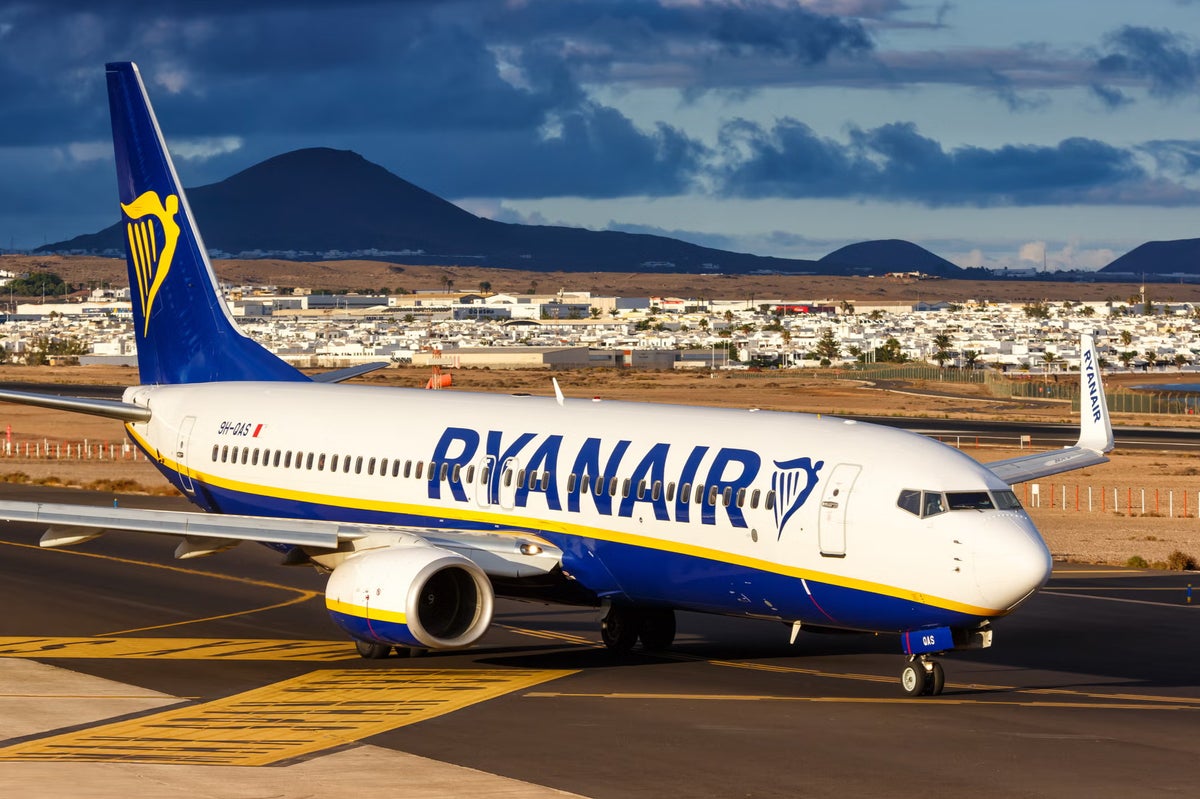 Ryanair passenger on flight to Lanzarote says he had to stop man who ‘went bananas’
