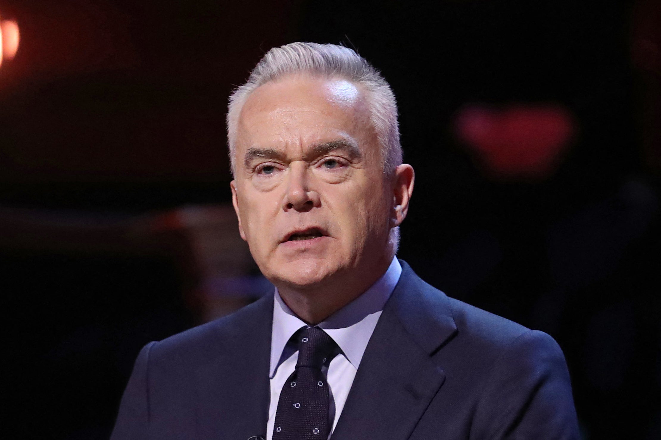 Huw Edwards se sente culpado por fazer imagens de abuso sexual infantil