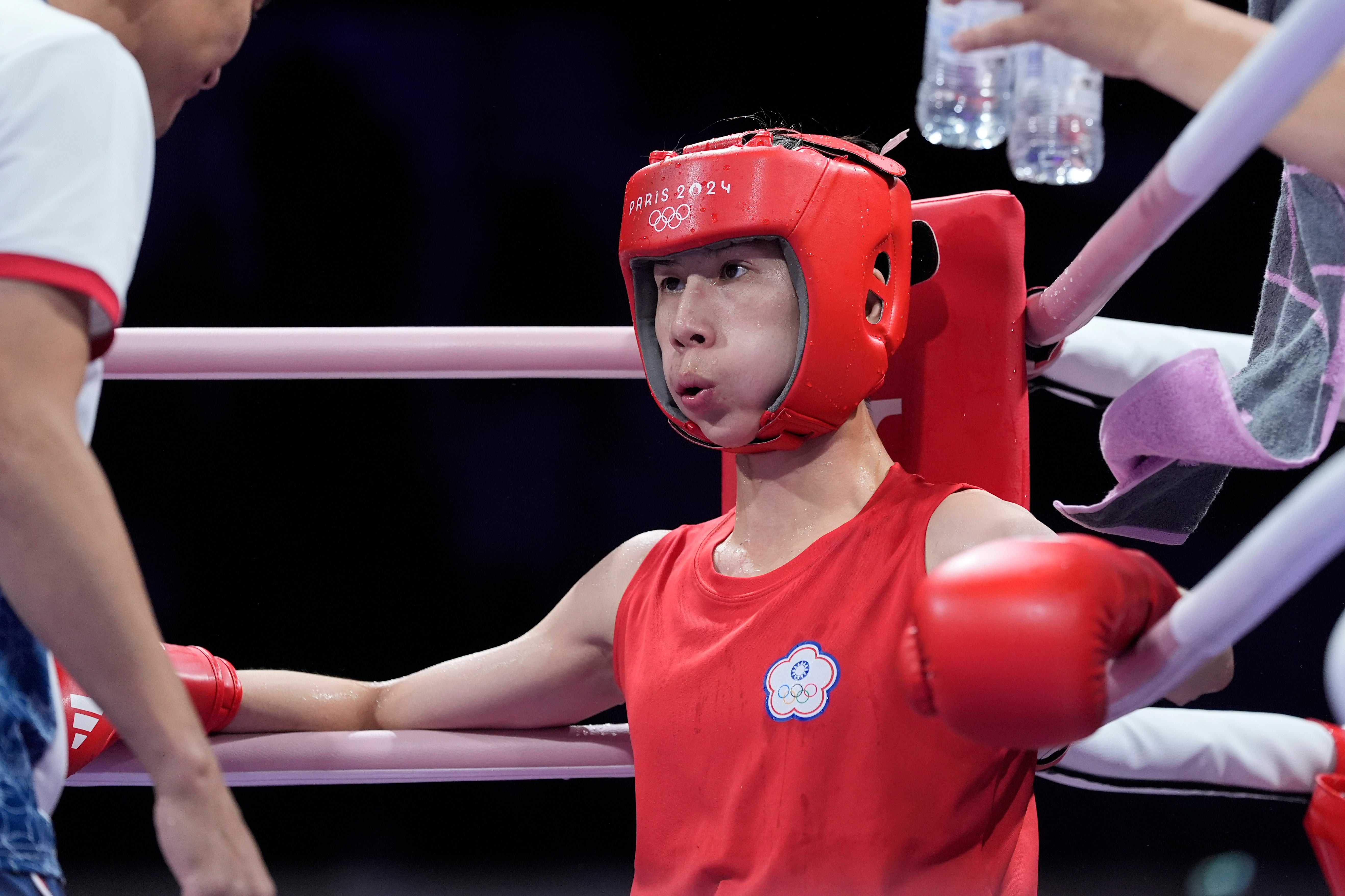 Lin in her corner during her round of 16 contest in Paris