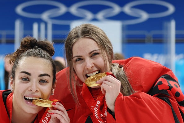 Biting a medal serves to prove that it is real gold.