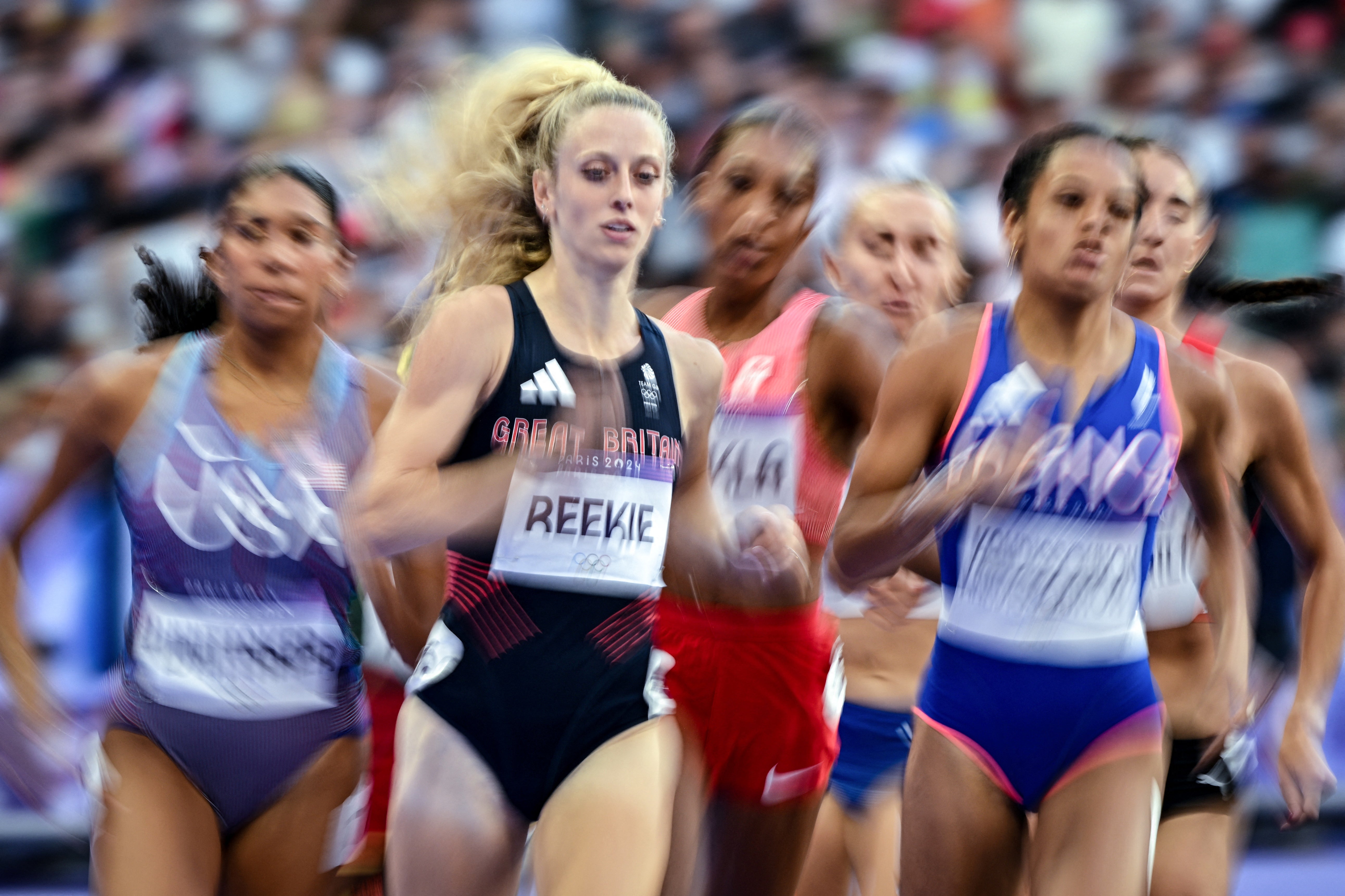 Jemma Reekie (C) competes in the women's 800m heat