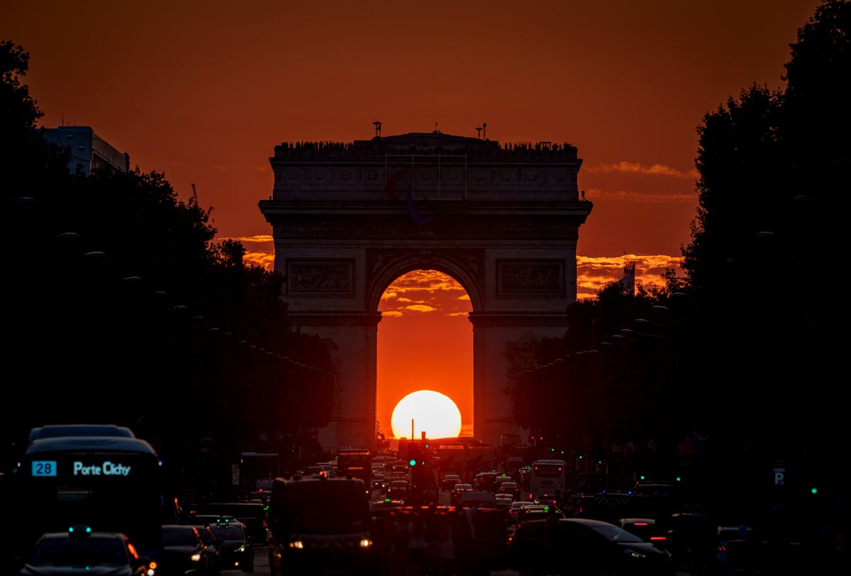 One Extraordinary (Olympic) Photo: Vadim Ghirda captures the sunset framed by the Arc de Triomphe