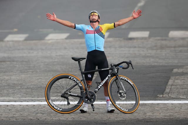 <p>Remco Evenepoel celebrates victory on the finish line in Paris</p>