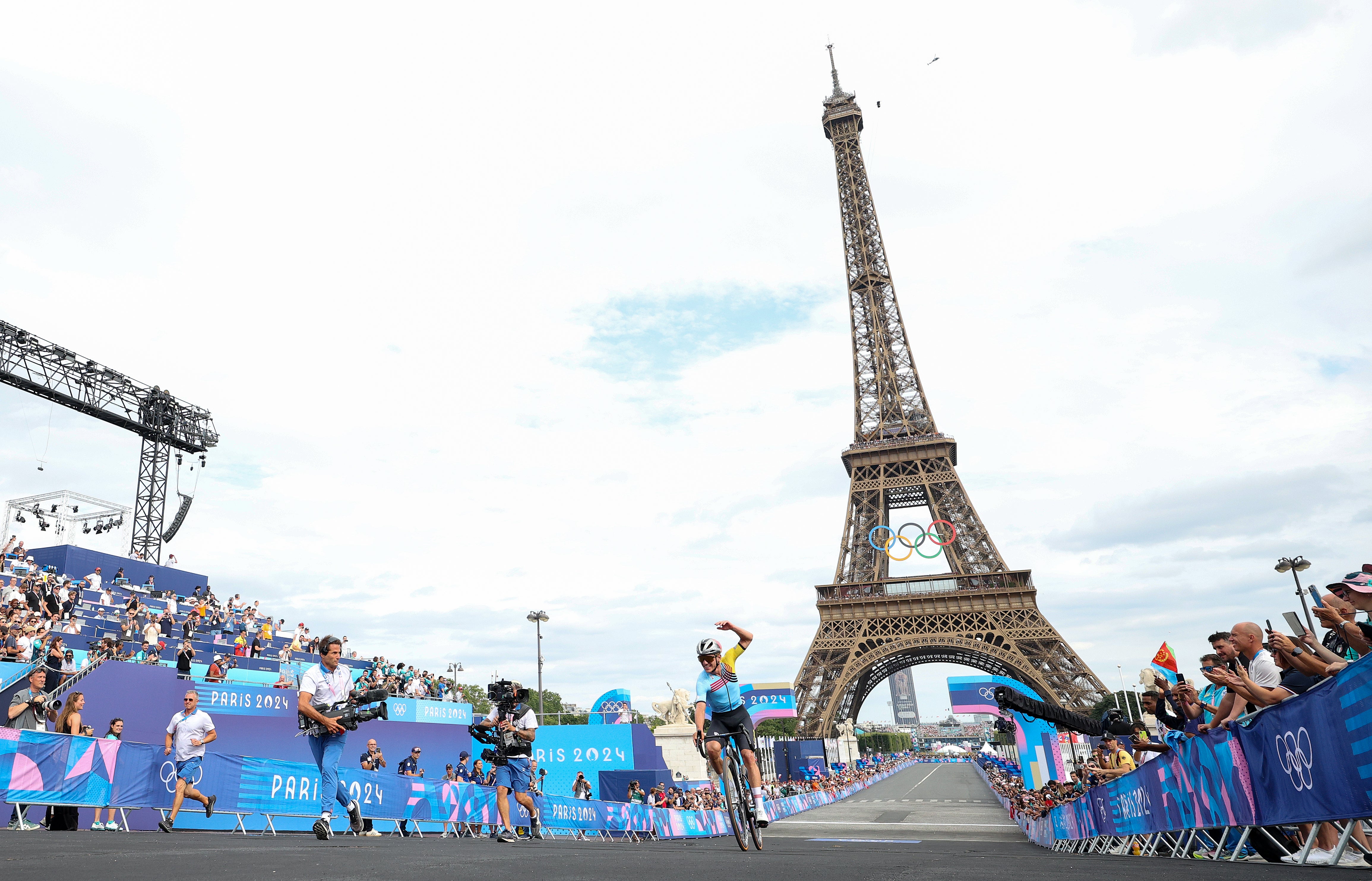 Remco Evenepoel celebrates his victory under the Eiffel Tower