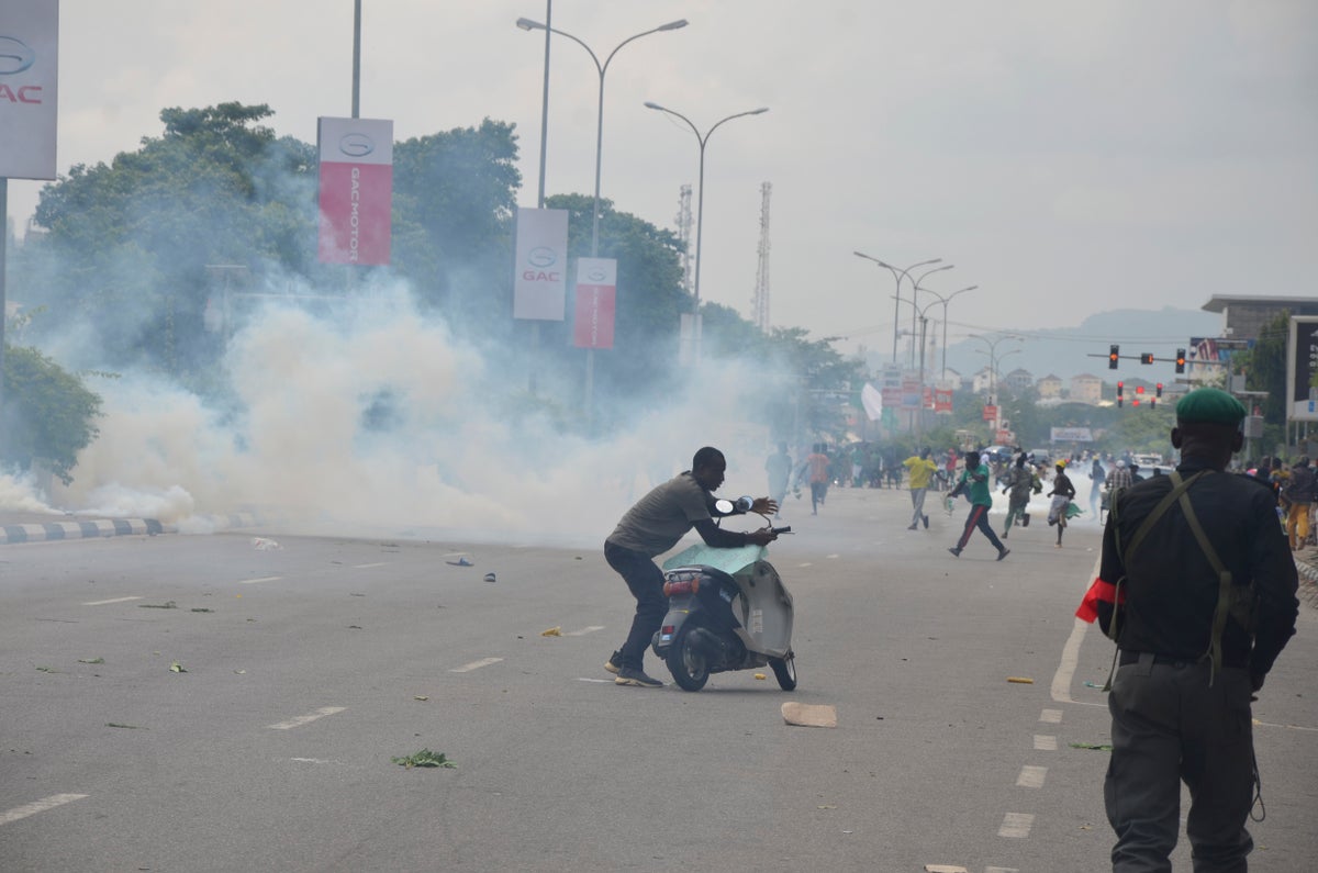 Journalists covering Nigeria protests dodge bullets as police arrest nearly 700 people