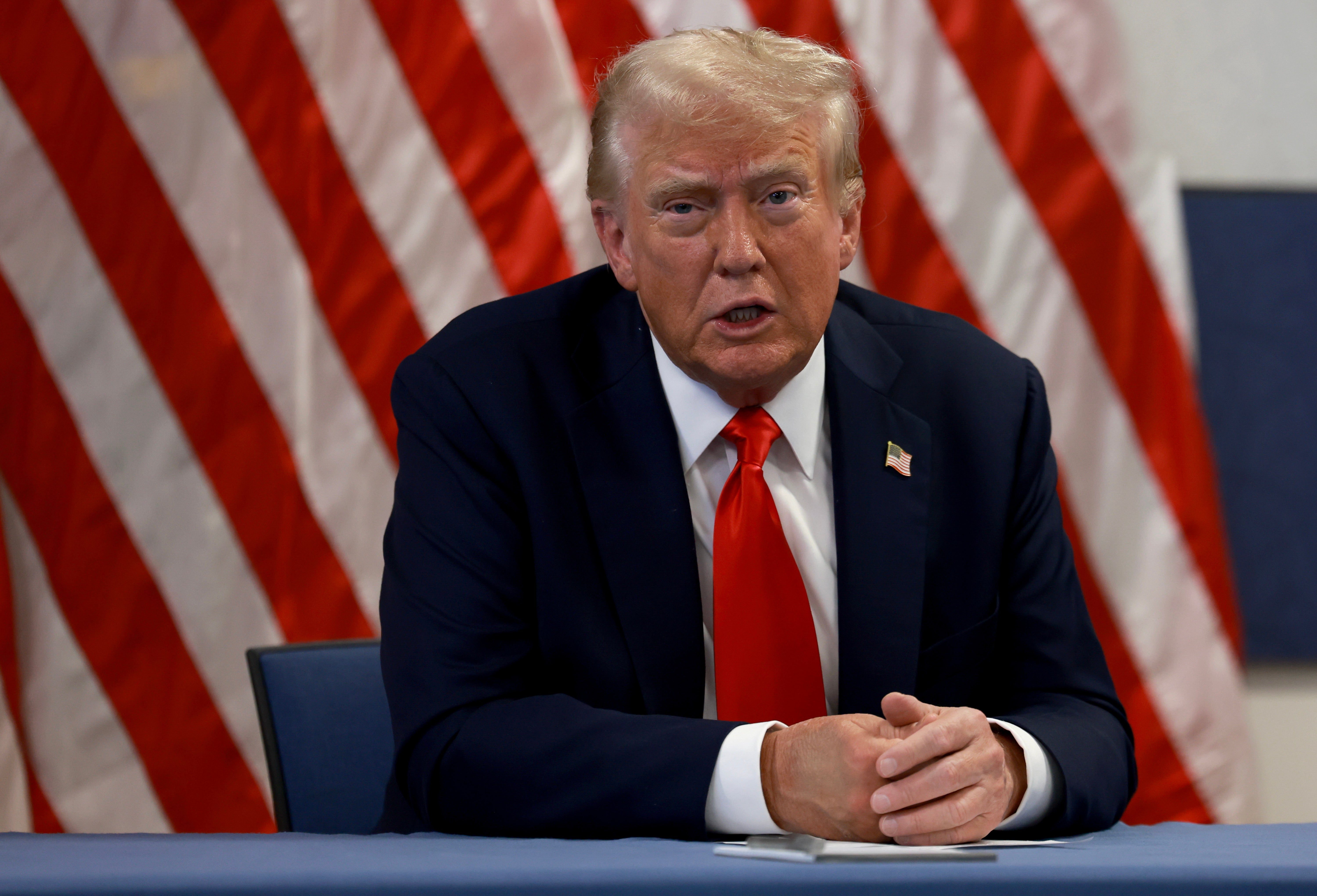 ATLANTA, GEORGIA - 03 AGUSTUS: Calon presiden dari Partai Republik, mantan Presiden AS Donald Trump mengadakan diskusi meja bundar dengan pemilik bisnis kulit hitam sebelum rapat umum di Georgia State University Convocation Center pada 03 Agustus 2024, di Atlanta, Georgia. Jajak pendapat saat ini menunjukkan persaingan ketat antara Trump dan calon presiden dari Partai Demokrat, Wakil Presiden AS Kamala Harris. (Foto oleh Joe Raedle/Getty Images)