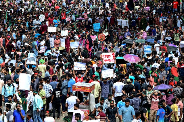 <p>Protesters block the Shahbagh intersection during a protest in Dhaka</p>