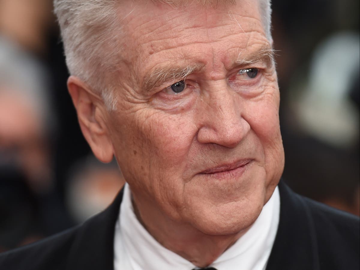 David Lynch says he can âhardly walk across a roomâ  in worrying health update