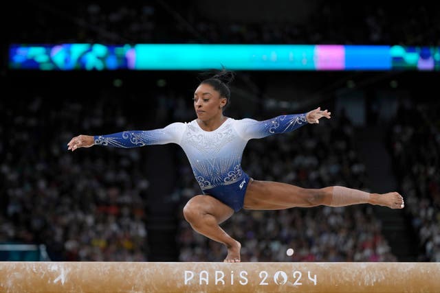 <p>Simone Biles fue una de las atletas que se resbaló de la barra de equilibrio en la final</p>