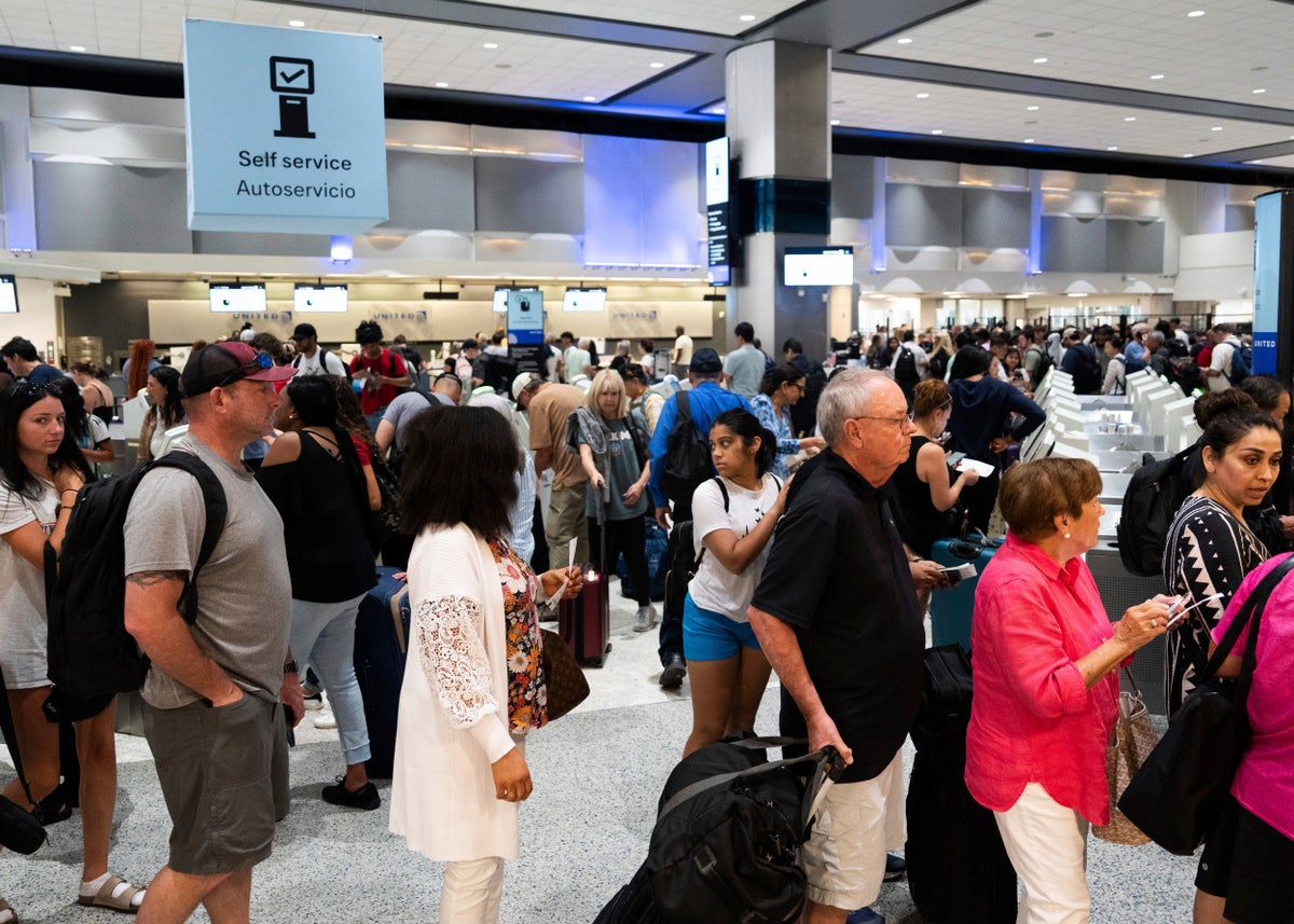 Frontier Airlines pilot arrested at Houston airport, forcing flight's cancellation