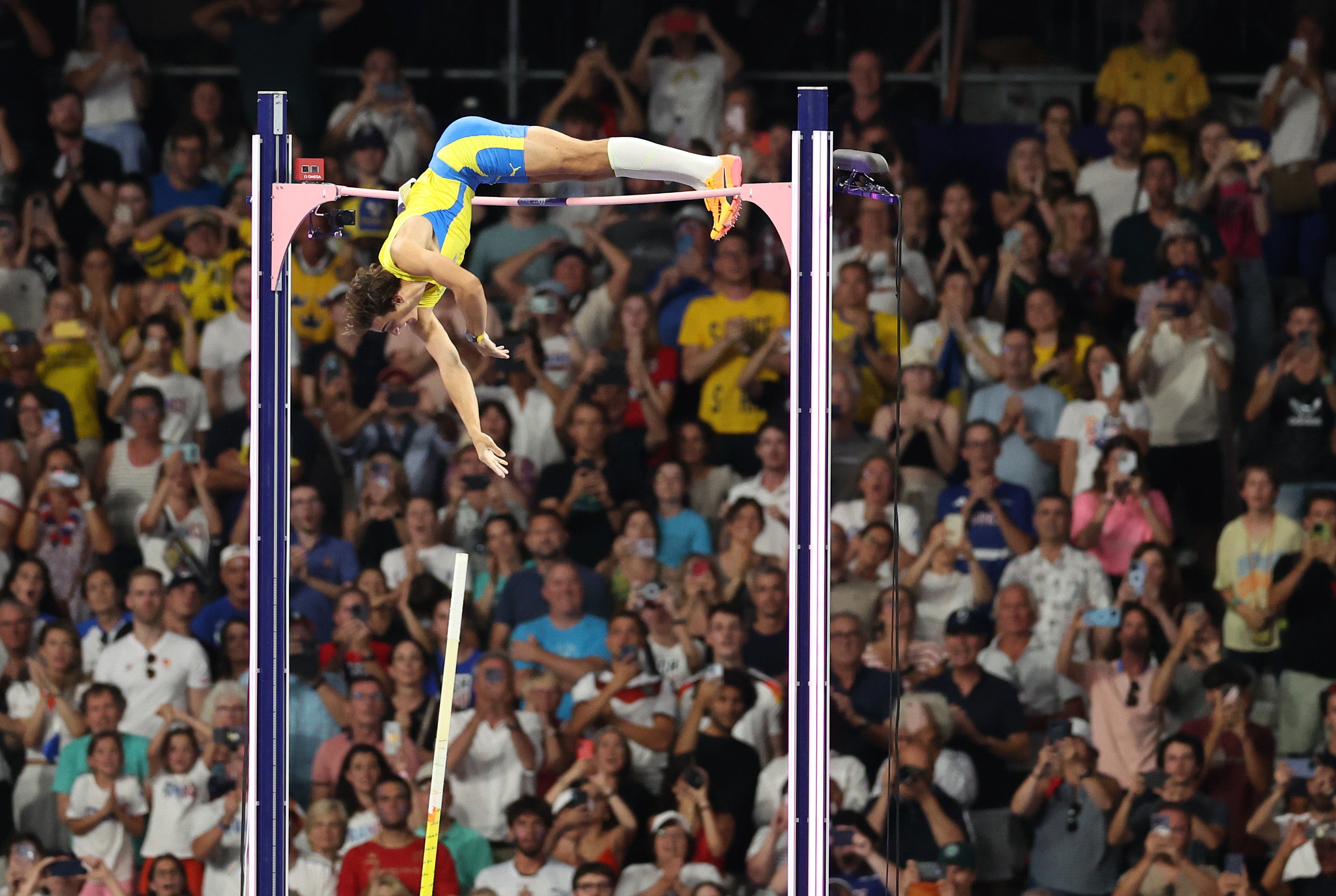 Armand Duplantis clears the world record height of 6.25m