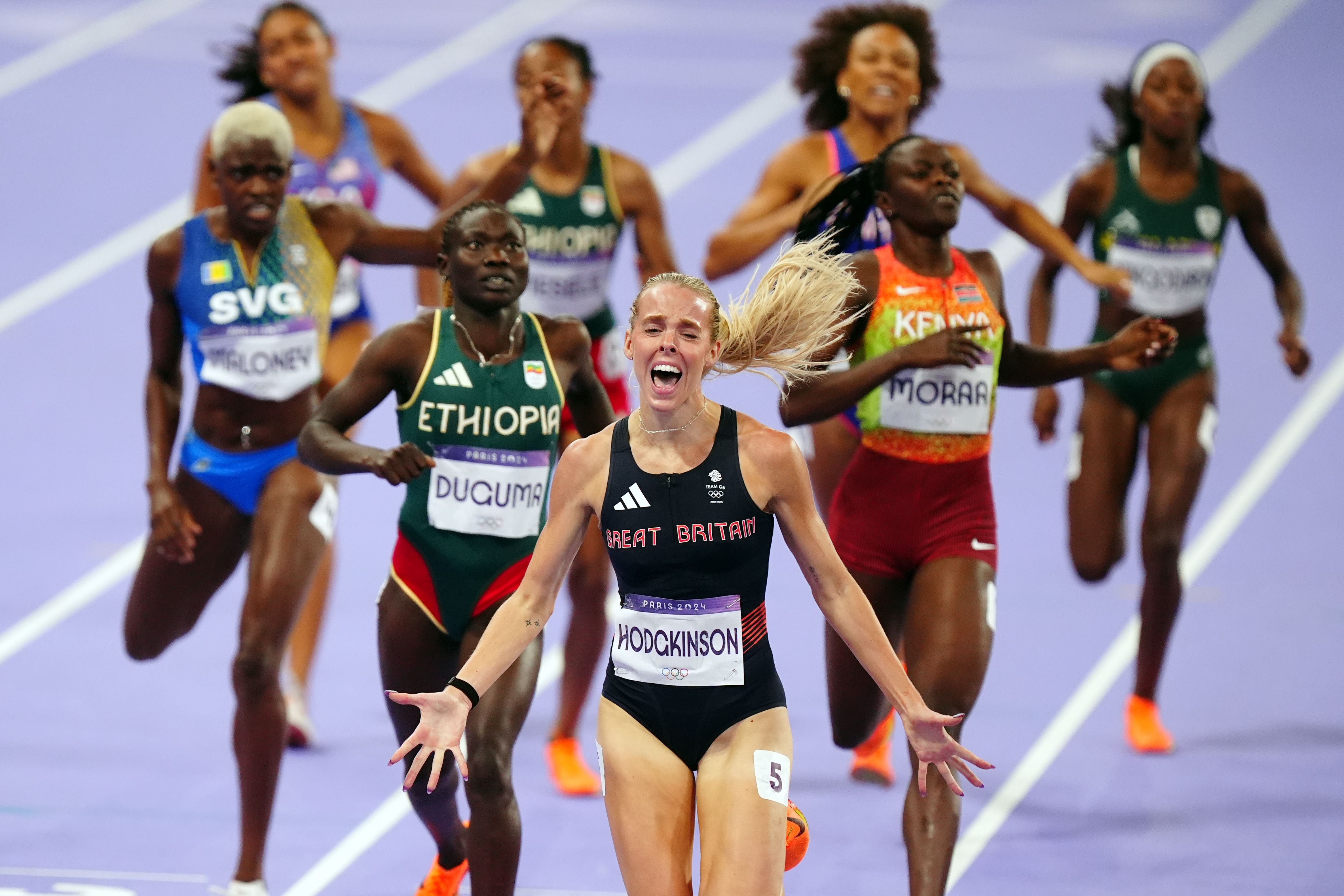 Hodgkinson celebrates winning the women’s 800m final of the Paris Olympics