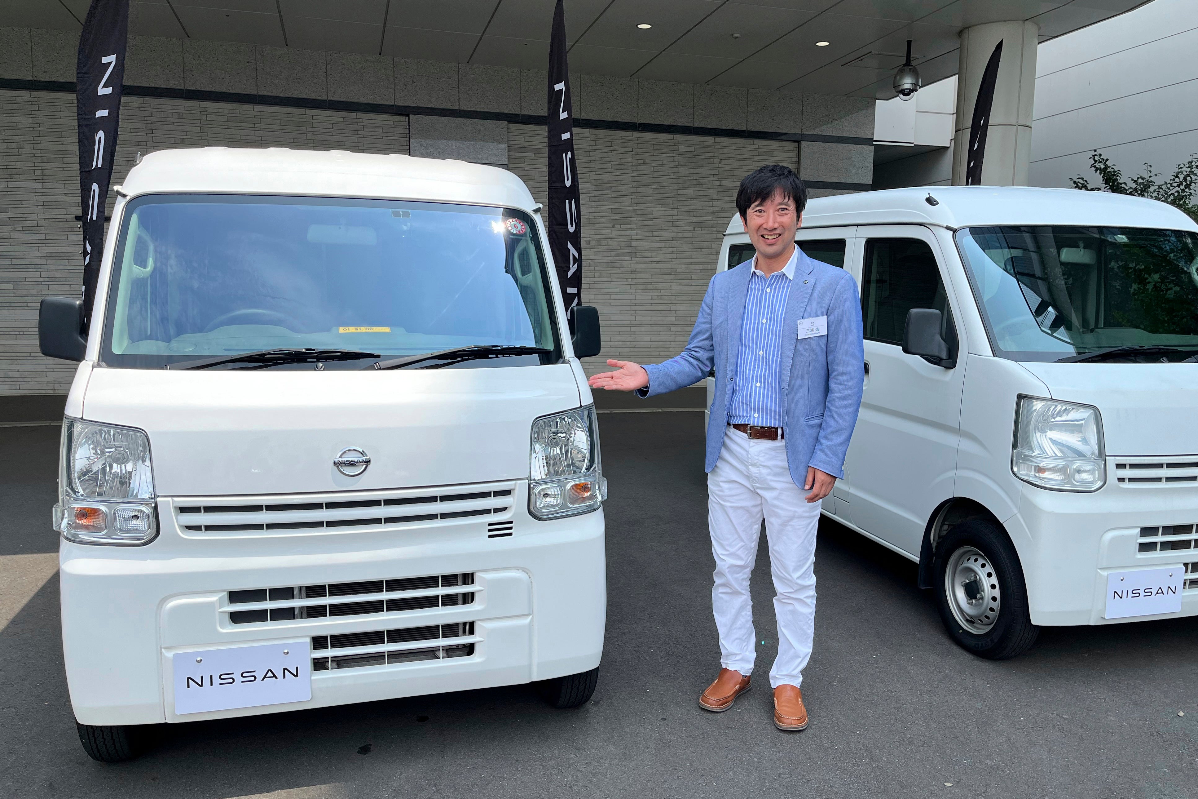 Susumu Miura, a Nissan Research Center manager, shows a Nissan car that is coated with the special “cool paint” under testing at Tokyo’s Haneda airport Tuesday