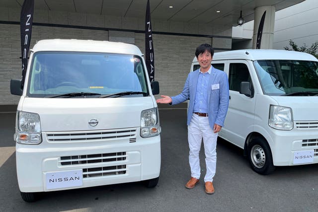 <p>Susumu Miura, a Nissan Research Center manager, shows a Nissan car that is coated with the special “cool paint” under testing at Tokyo’s Haneda airport Tuesday</p>