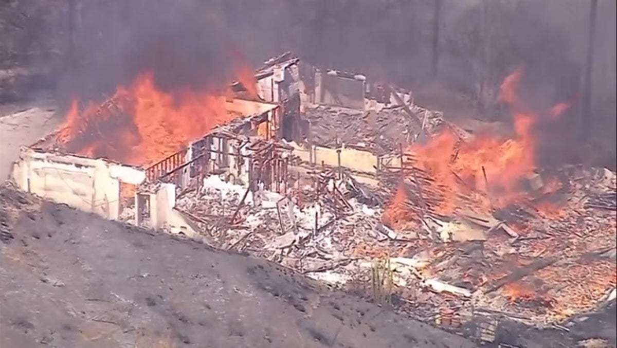 Edgehill fire engulfs homes in San Bernadino as residents evacuated