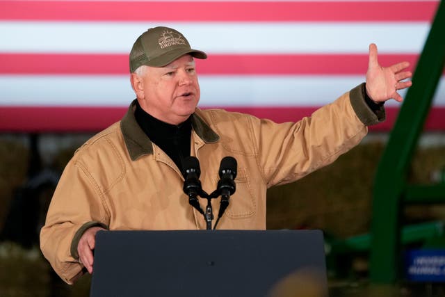 <p>El gobernador de Minnesota Tim Walz habla ante el presidente Joe Biden en Dutch Creek Farms, el 1 de noviembre de 2023, en Northfield, Minnesota. Tiene una trayectoria típicamente estadounidense que ahora lo catapultó a la candidatura presidencial demócrata </p>