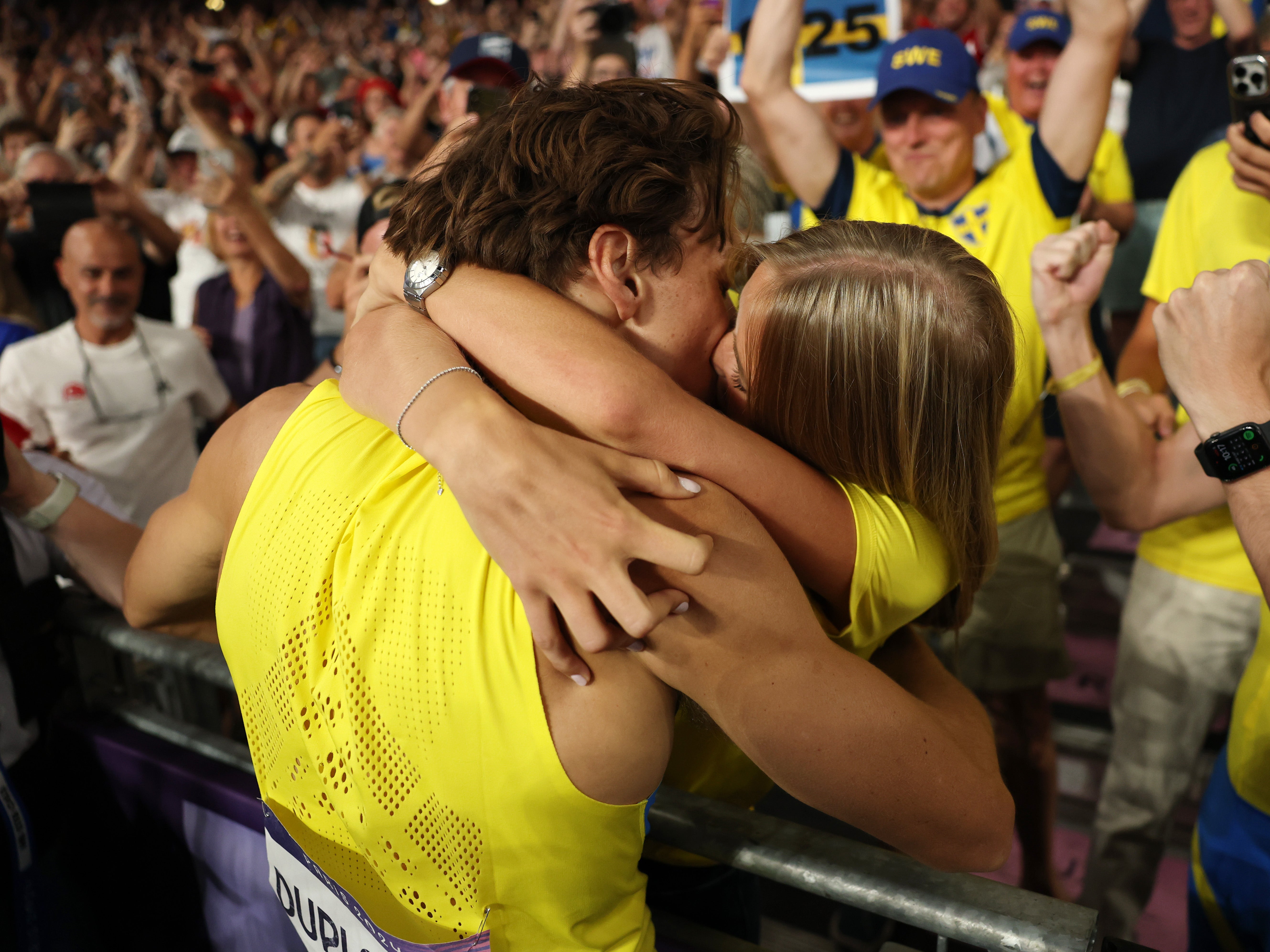 Mondo Duplantis runs to kiss girlfriend Desiré Inglander after setting pole vault record in epic Olympics scene