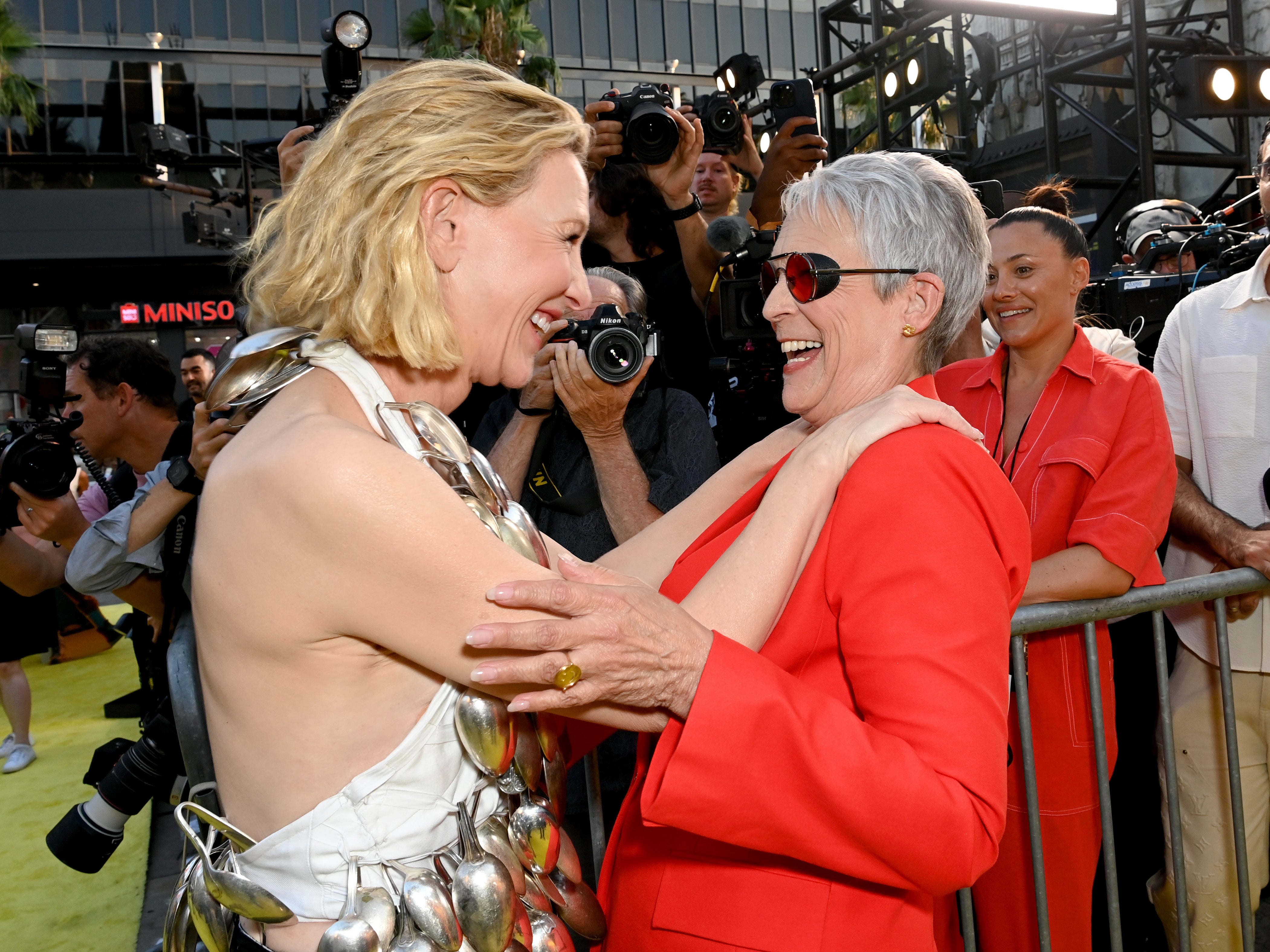 Jamie Lee Curtis sweetly saves co-star Cate Blanchett from a wardrobe malfunction