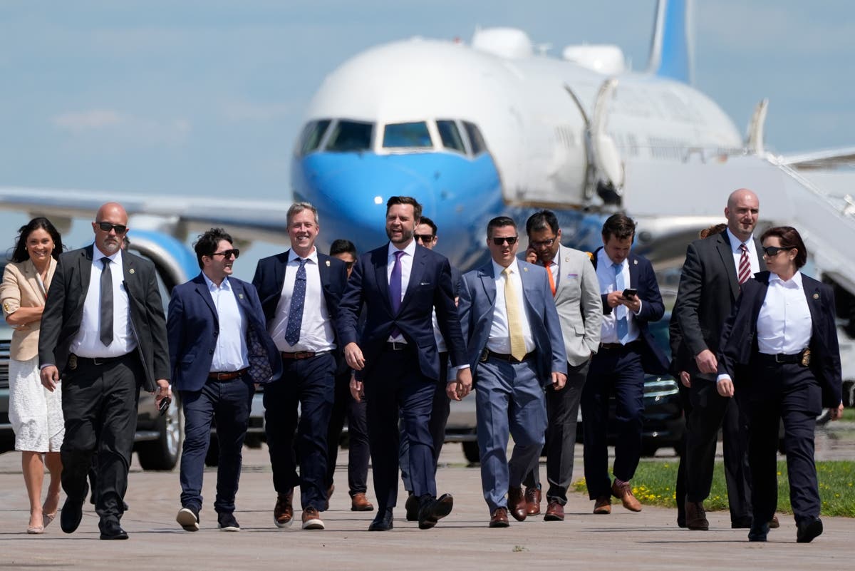 JD Vance holds impromptu press conference in front of Air Force 2 ...