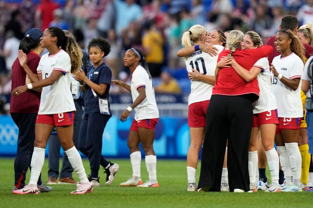 <p>Emma Hayes celebrated victory with her players </p>