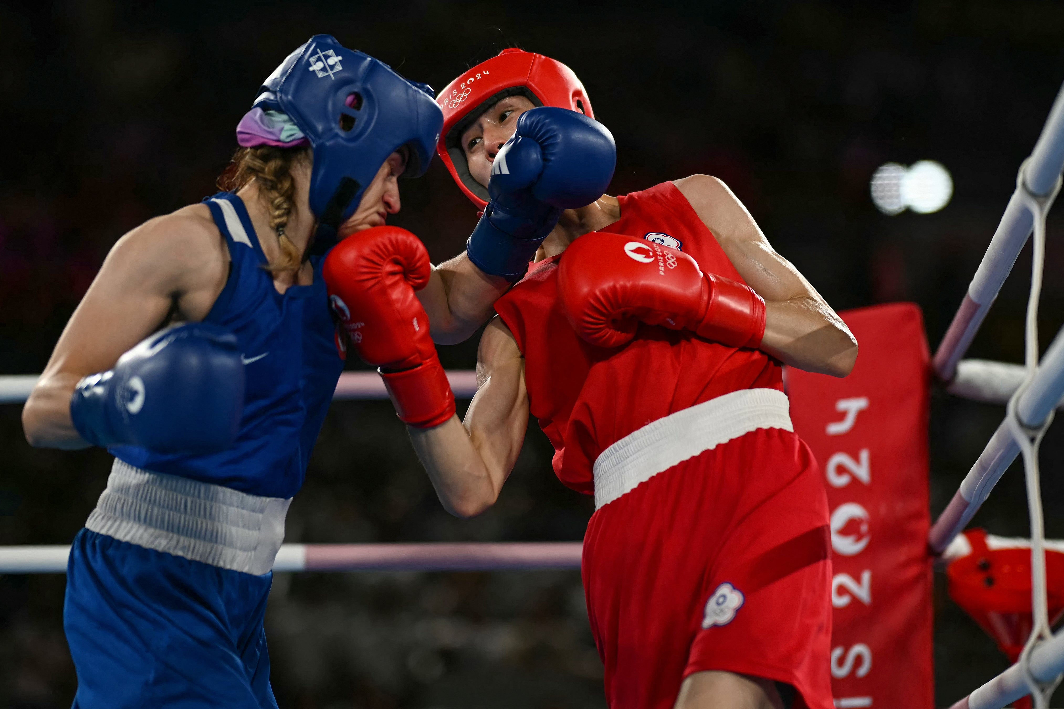 Taiwan’s Lin Yu-ting and Turkey’s Esra Yildiz Kahraman (Blue) compete
