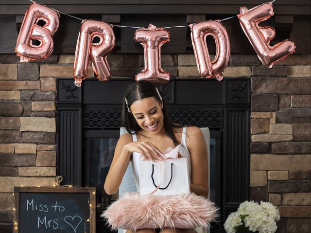 <p>Una pareja pide a una amiga de la familia que devuelva el regalo que les hizo para la despedida de soltera de la novia, a pesar de no haberle invitada a su boda</p>