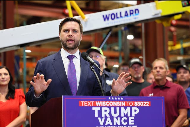<p>El candidato republicano J. D. Vance habla en Eau Claire (Wisconsin, EE. UU.), donde se vaciló ante una pregunta sobre cerveza (7 de agosto de 2024) </p>